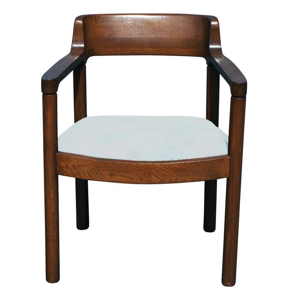Une chaise Ireland conçue par Nicos Zogarphos en 1962 et fabriquée par Zographos Designs Ltd. Rembourrage en lin blanc.