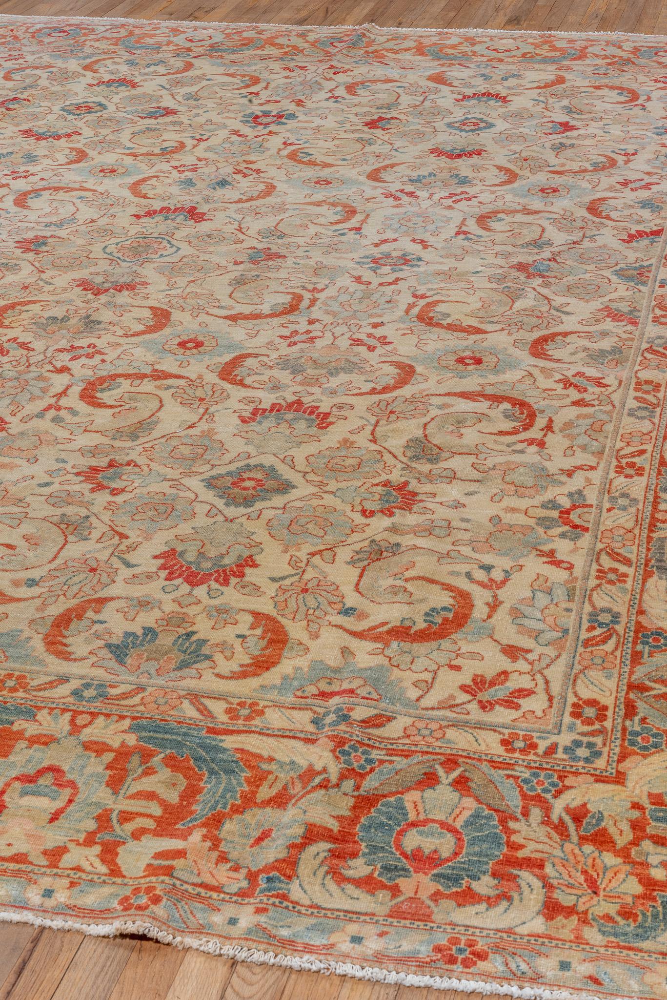 Con il nome di una città della Persia nord-occidentale/Iran e realizzato intorno al 1930, è un classico esempio di motivo floreale con rosette e palmette che raffigurano un giardino. La trama fitta dei tappeti Tabriz permette di creare motivi