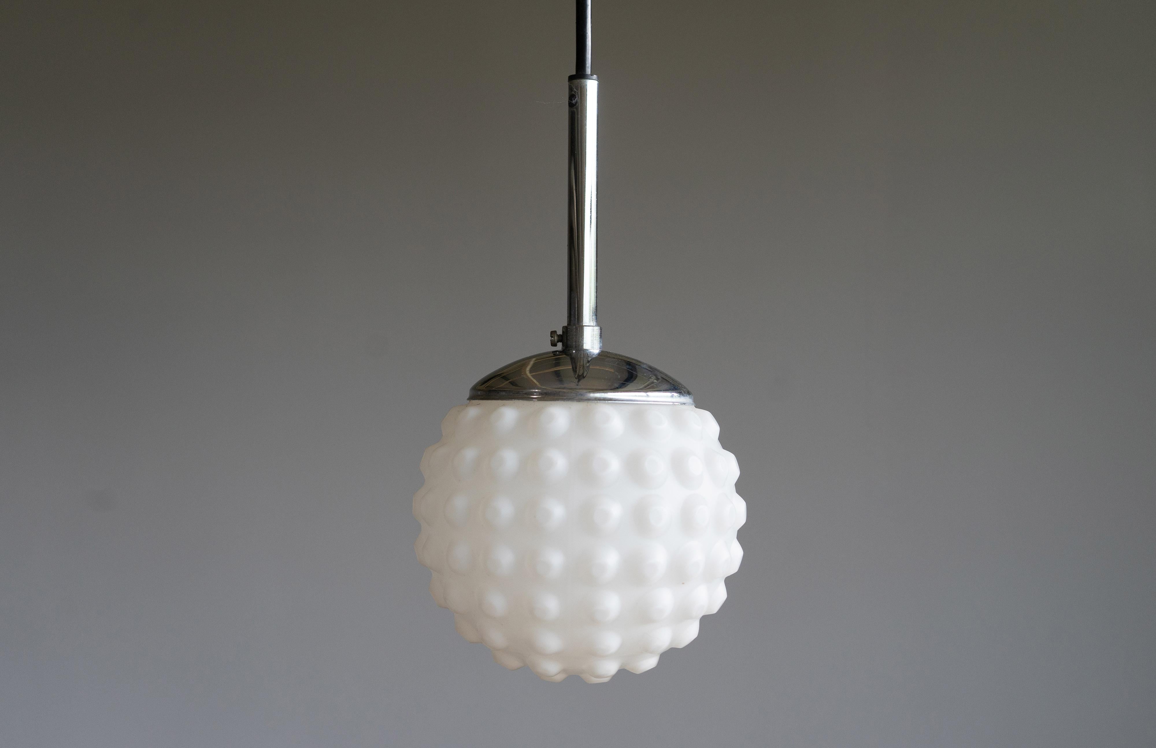 Une des vingt petites lampes globe en verre opalin vintage, modèle p117 de Staff-Light, conçu par Rolf Krüger. Les lampes sont conçues pour des prises E14 et peuvent être câblées avec un câble noir de la longueur souhaitée en fonction des besoins du