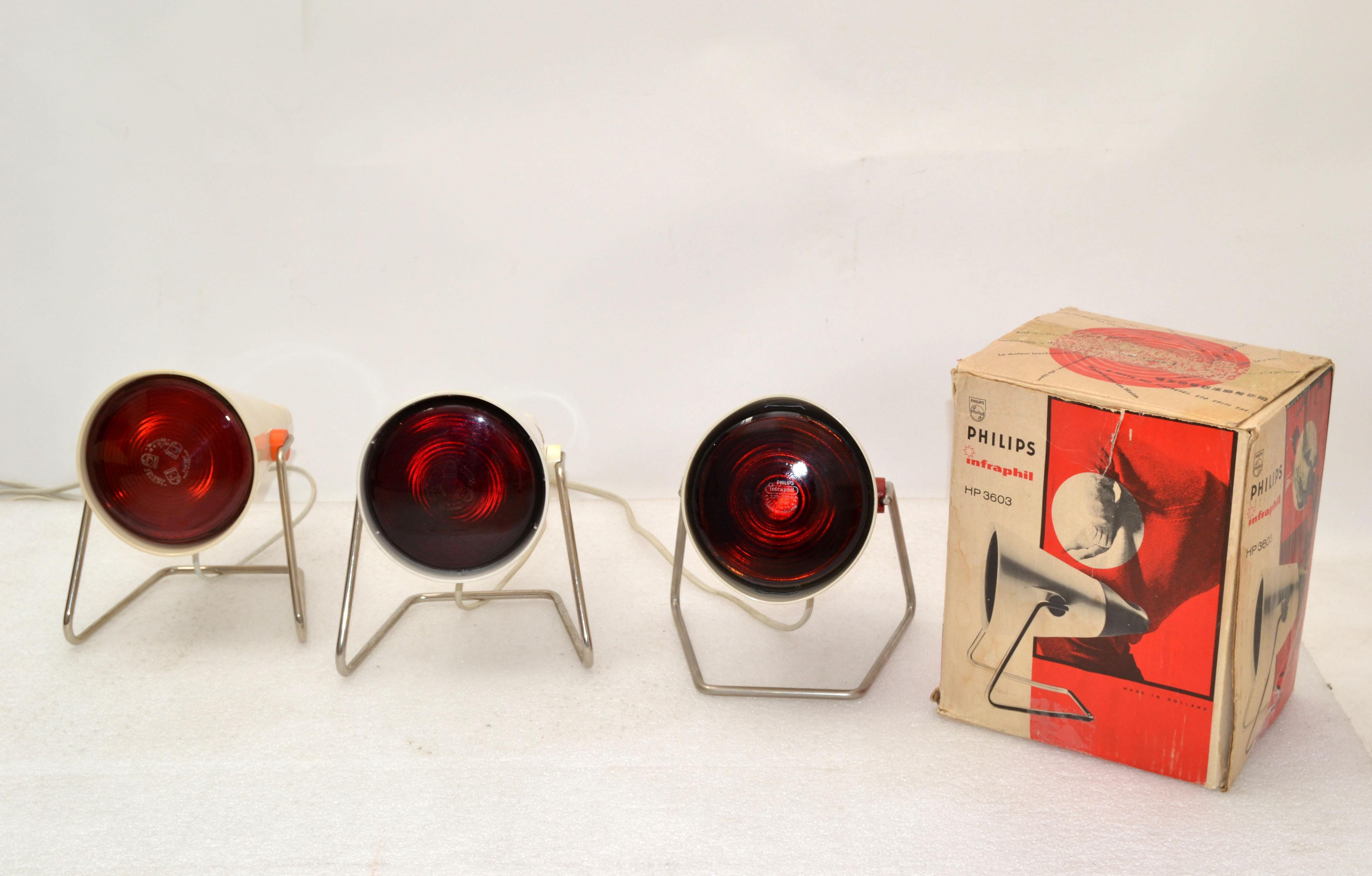 Eine von 3 industriellen französischen Architekten und Designern Charlotte Perriand entworfen Mid-Century Modern Philips Wärmelampe, Schreibtischlampe oder Tischlampe in verschiedenen Designs. Modellnummer HP 3603.
Hergestellt in Holland in den