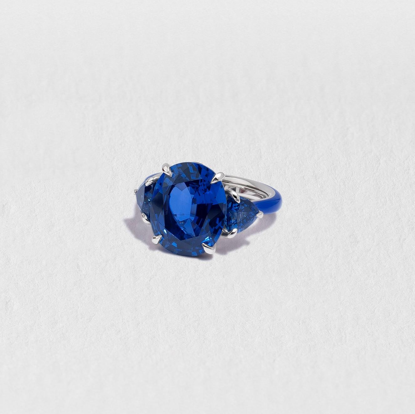 Contemporary One of a Kind 10.32 Carats Sapphire Three-Stone Platinum and Ceramic Ring For Sale