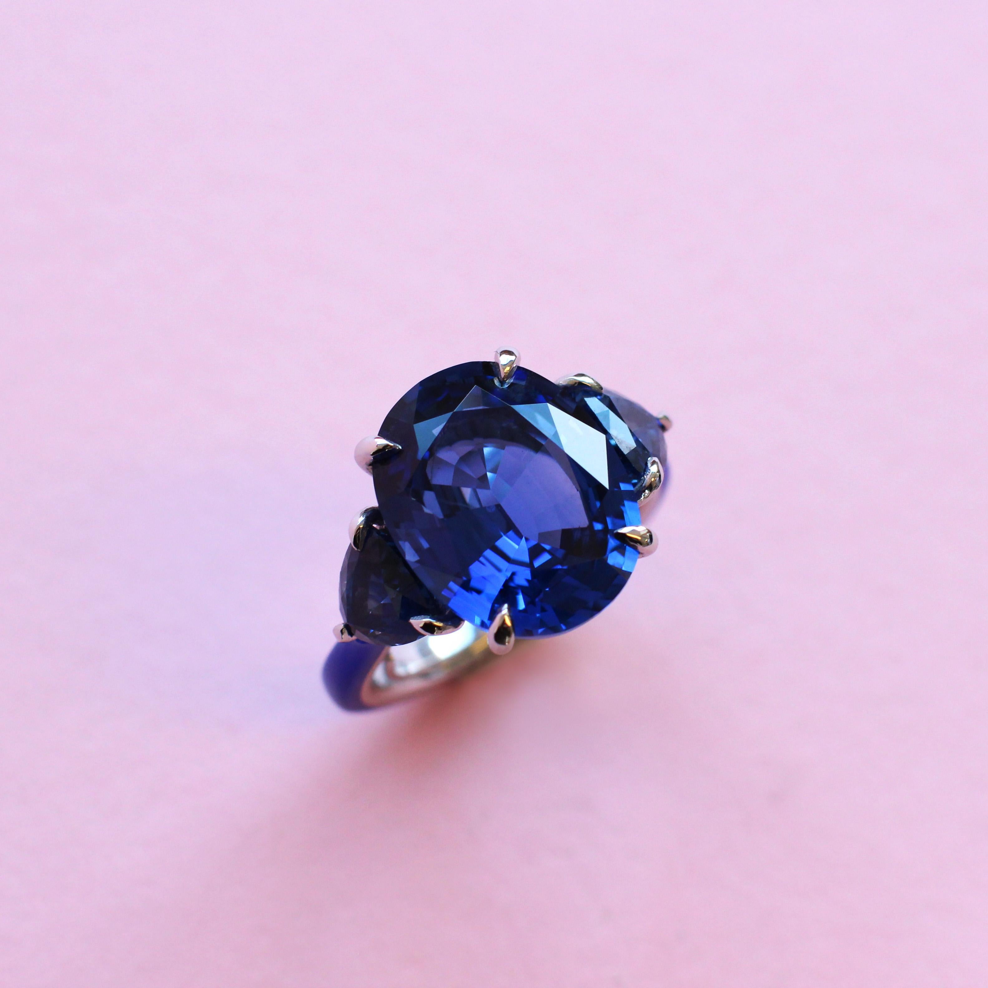 Women's or Men's One of a Kind 10.32 Carats Sapphire Three-Stone Platinum and Ceramic Ring For Sale