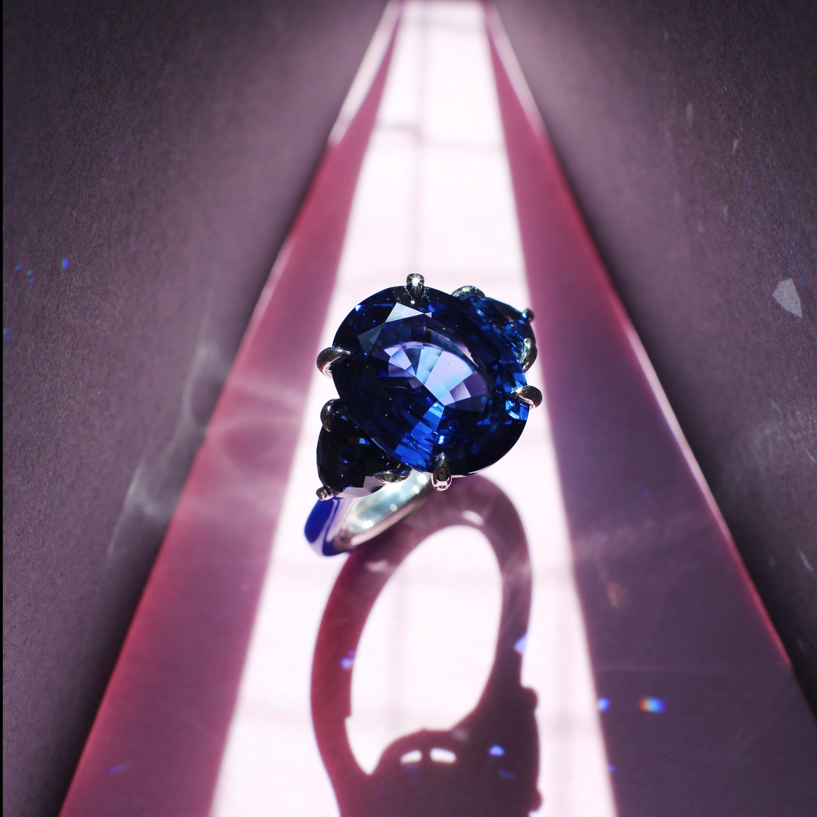 One of a Kind 10.32 Carats Sapphire Three-Stone Platinum and Ceramic Ring For Sale 1