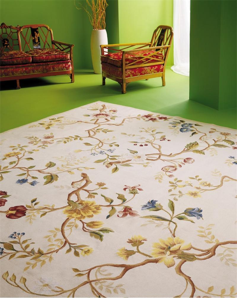 Tissé à la main surdimensionné  Style Aubusson  tapis à tissage plat. D'après une peinture originale d'Asmara réalisée par Elizabeth Moisan, une admiratrice de la grande artiste textile anglaise du XVIIIe siècle, Ana Maria Garthwaite. Les couleurs