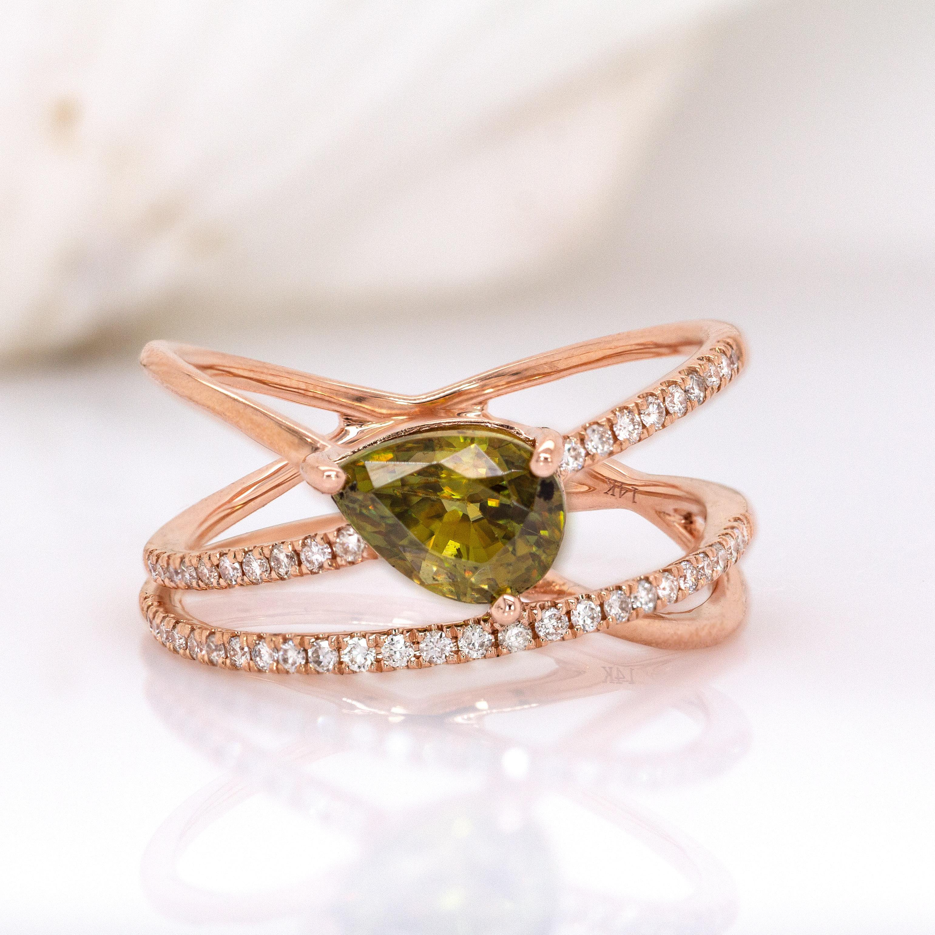 Einzigartiger Sphene-Ring aus massivem 14-karätigem Roségold: Natürliche Diamant-Akzente (Zeitgenössisch) im Angebot
