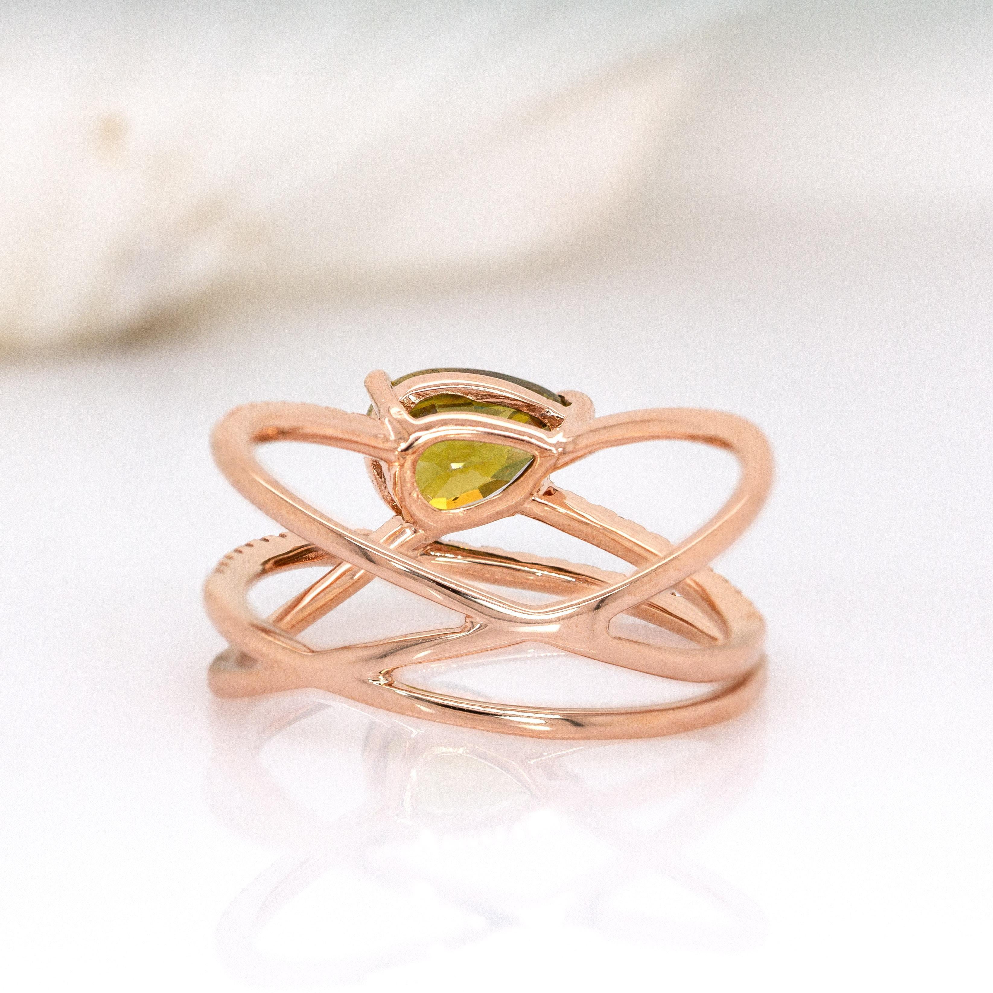 Einzigartiger Sphene-Ring aus massivem 14-karätigem Roségold: Natürliche Diamant-Akzente im Zustand „Neu“ im Angebot in Columbus, OH