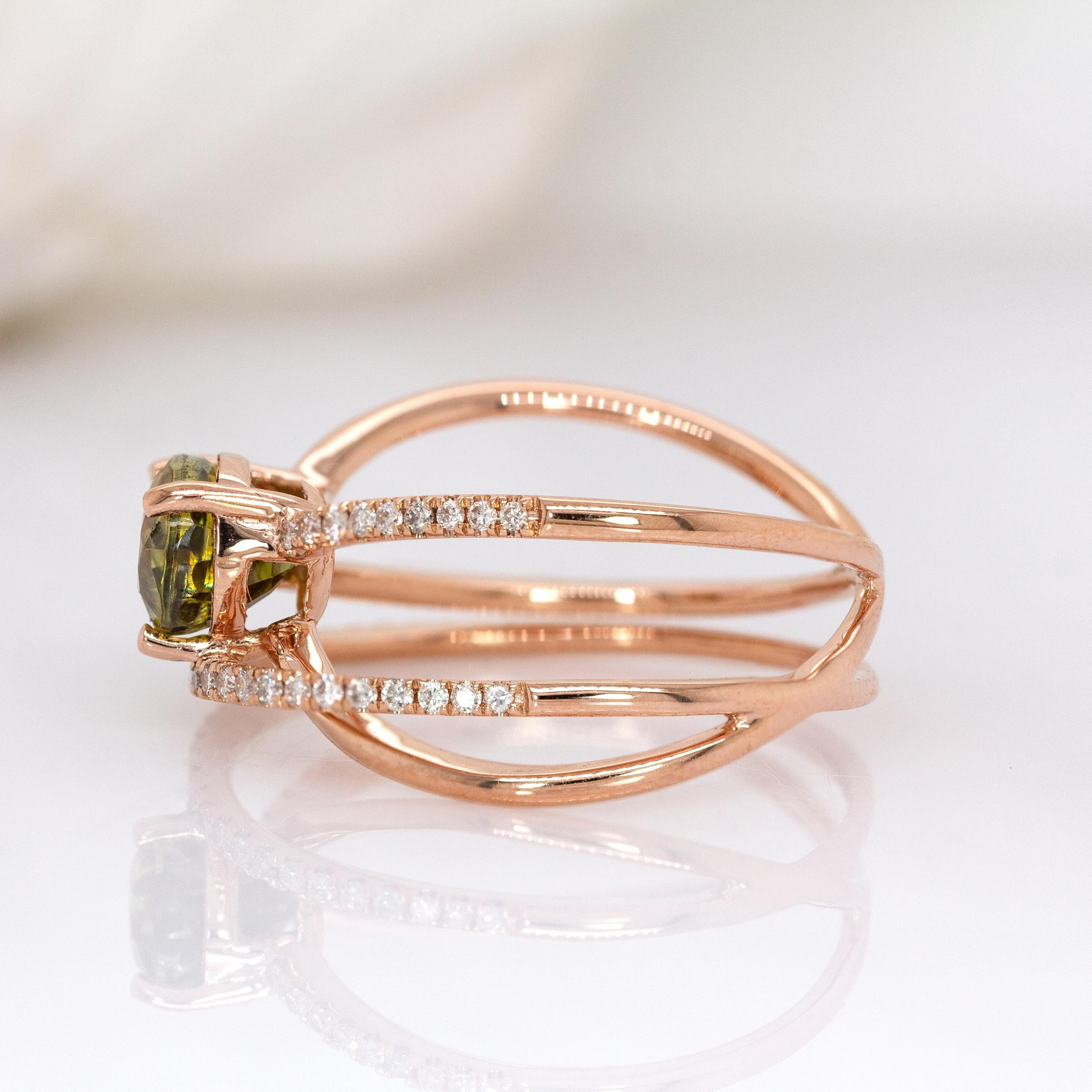 Einzigartiger Sphene-Ring aus massivem 14-karätigem Roségold: Natürliche Diamant-Akzente im Angebot 1