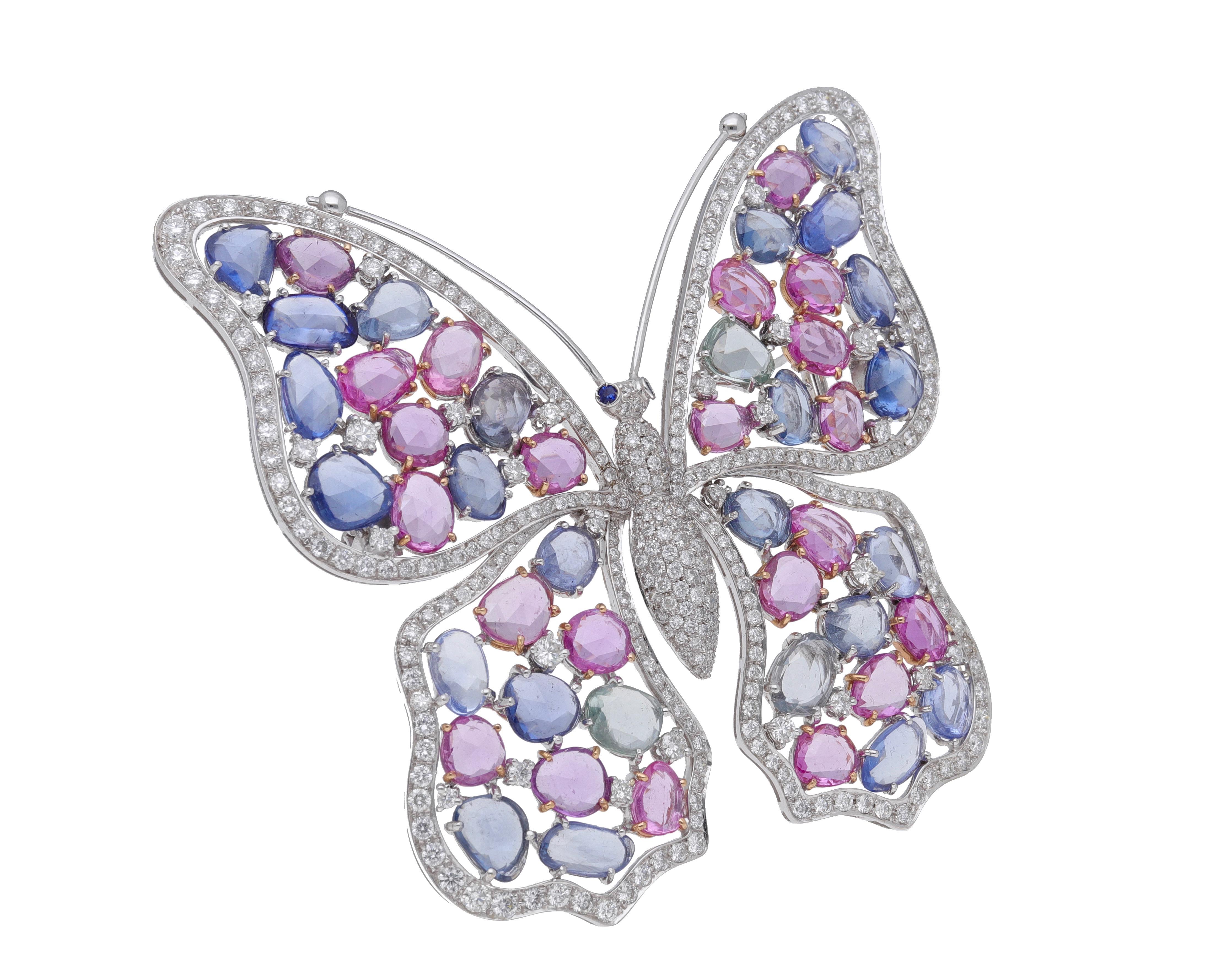 Moderne Broche papillon en or blanc 18 carats avec diamants et saphirs bleus et roses, unique en son genre en vente
