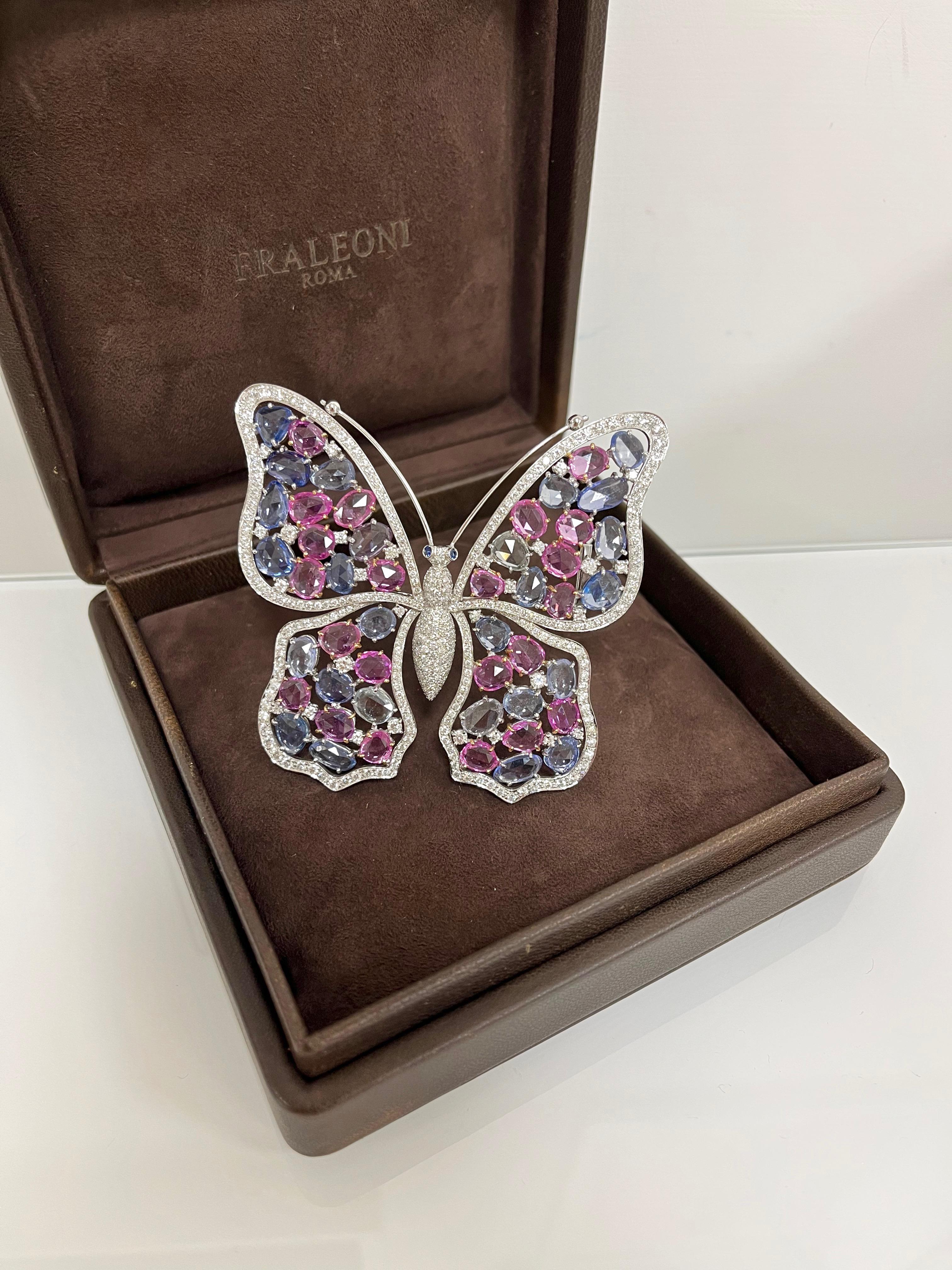 Taille ronde Broche papillon en or blanc 18 carats avec diamants et saphirs bleus et roses, unique en son genre en vente