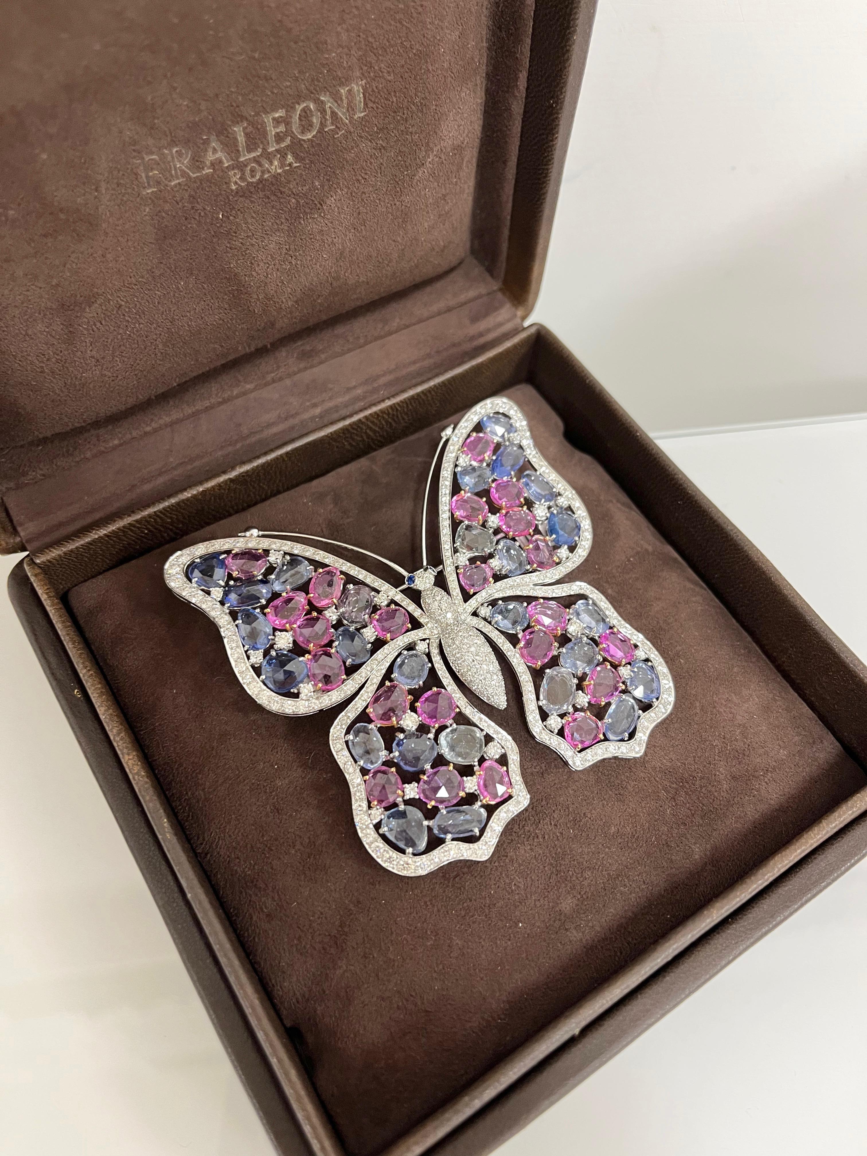 Broche papillon en or blanc 18 carats avec diamants et saphirs bleus et roses, unique en son genre Pour femmes en vente