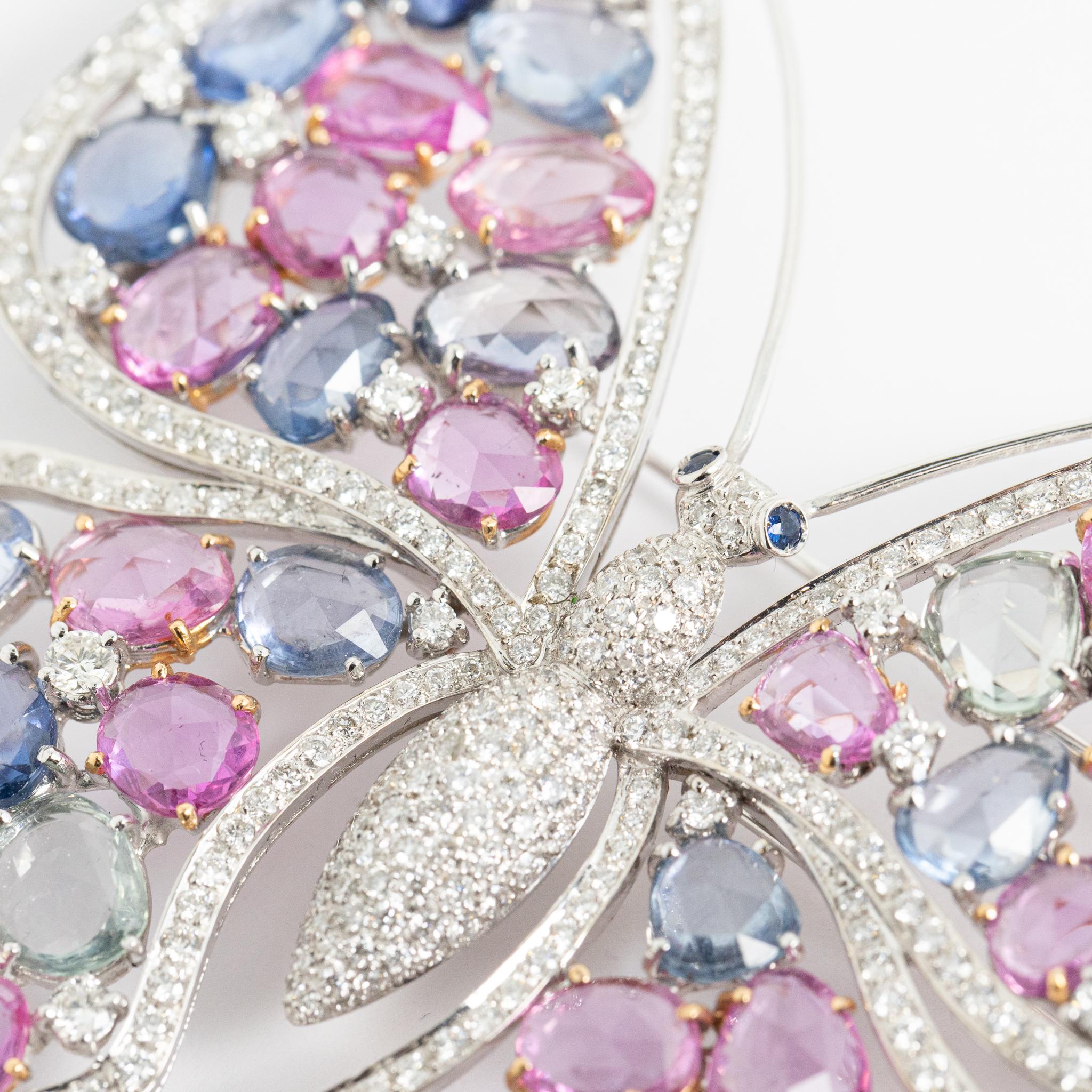 Broche papillon en or blanc 18 carats avec diamants et saphirs bleus et roses, unique en son genre en vente 3