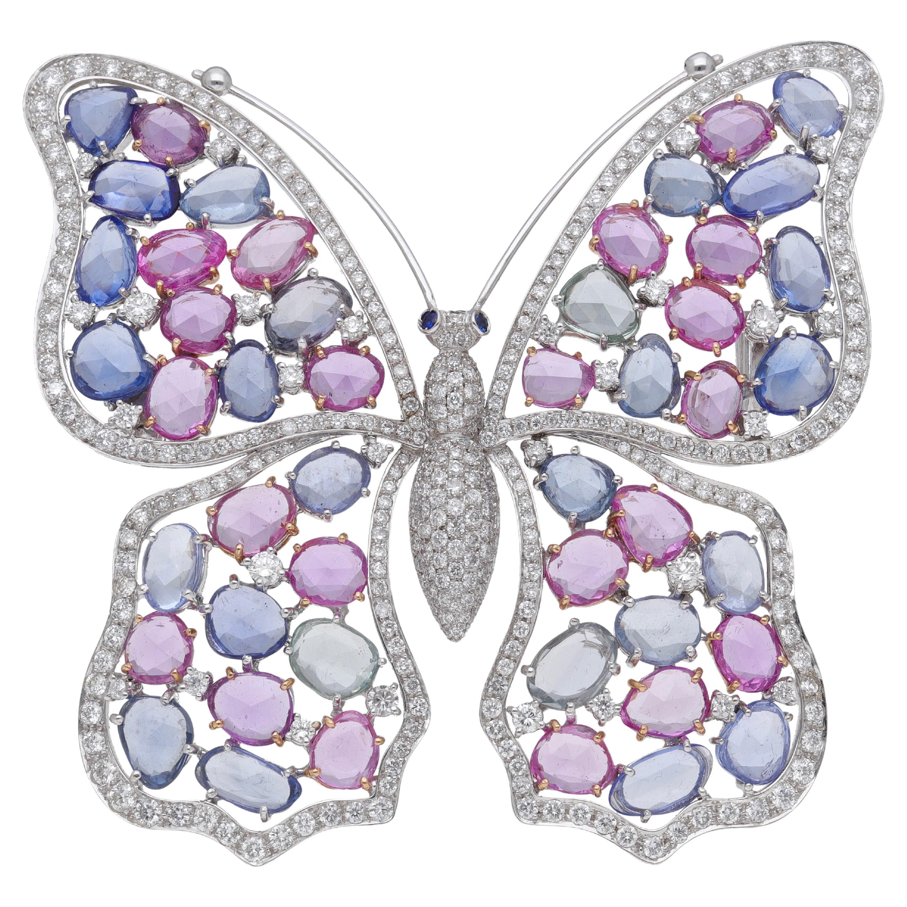 Broche papillon en or blanc 18 carats avec diamants et saphirs bleus et roses, unique en son genre