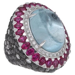 Unico nel suo genere: anello da cocktail in oro bianco 18 carati con diamanti neri, rubini e acquamarine