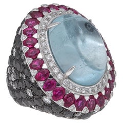 Bague cocktail unique en son genre en or blanc 18 carats, diamants noirs, rubis et aigue-marine