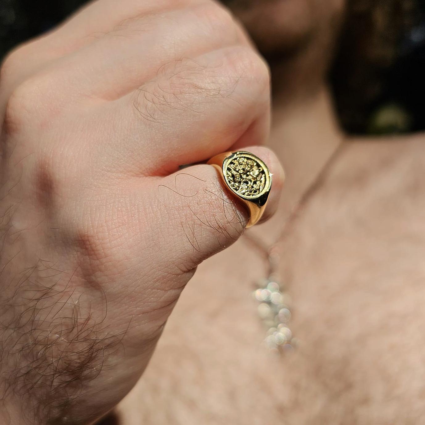 Moderne Bague chevalière unique en or jaune 18 carats inspirée d'Utopia en vente