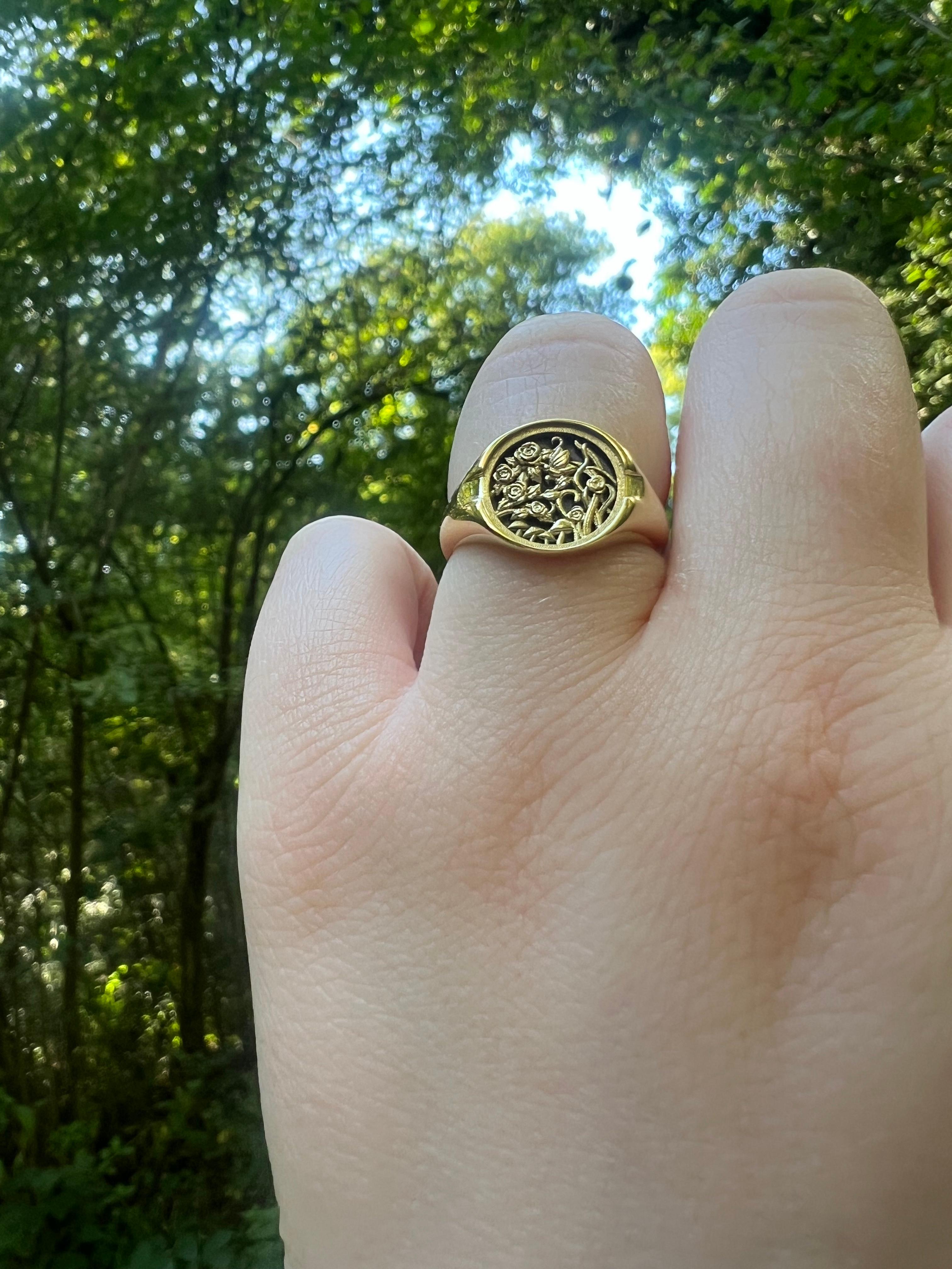 Bague chevalière unique en or jaune 18 carats inspirée d'Utopia Neuf - En vente à Oxted, GB