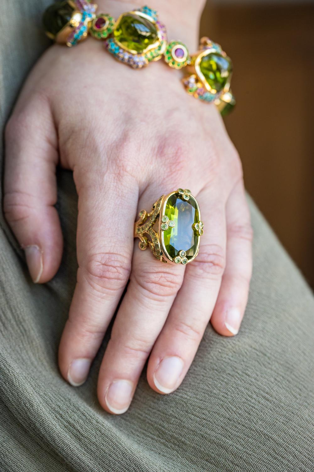 Moderno Bracciale unico in 18 carati, peridoto, rubellite, tsavorite, apatite e zaffiro in vendita
