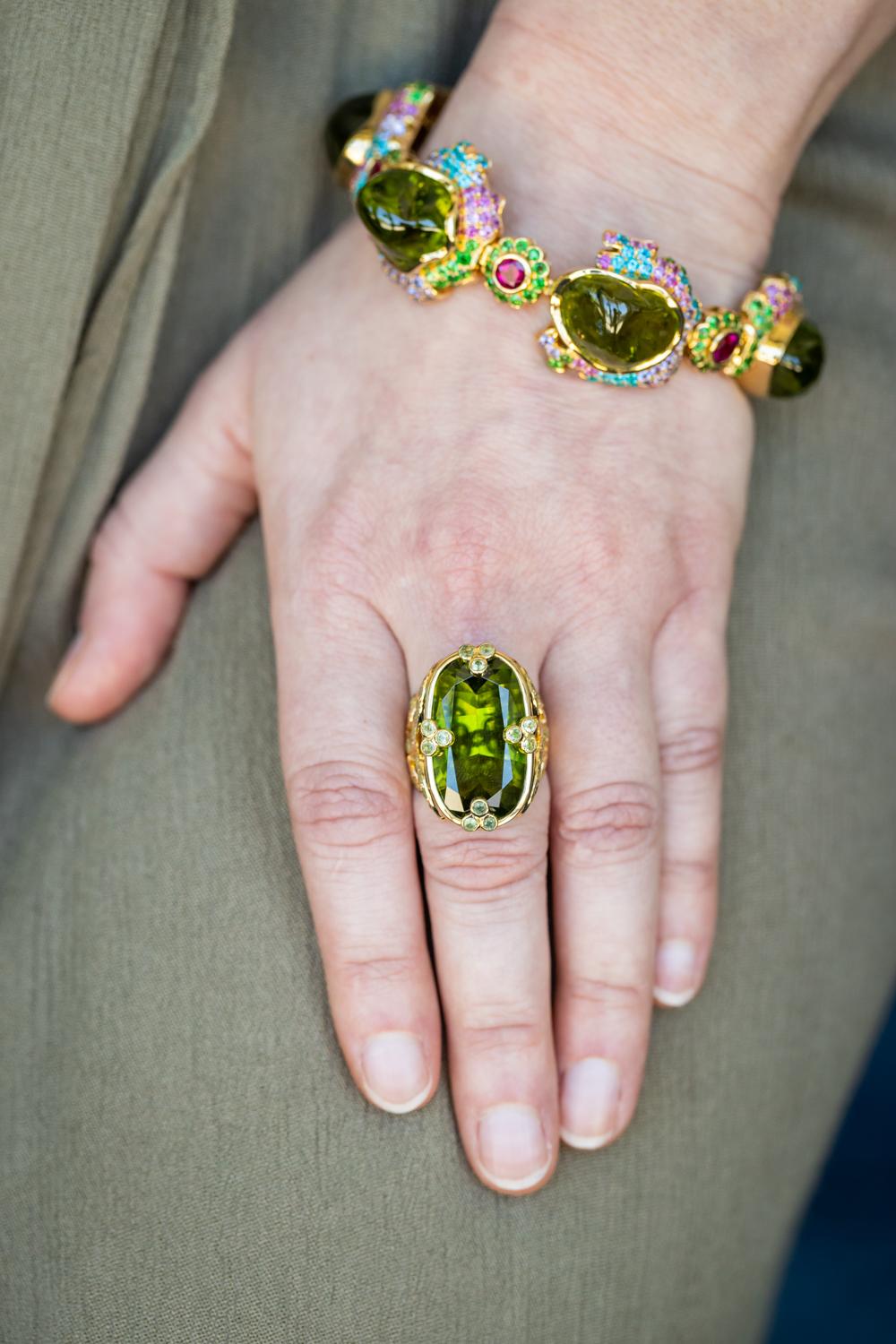 Cabochon Bracciale unico in 18 carati, peridoto, rubellite, tsavorite, apatite e zaffiro in vendita