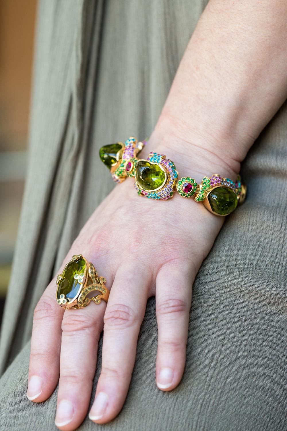Bracciale unico in 18 carati, peridoto, rubellite, tsavorite, apatite e zaffiro In condizioni Nuovo in vendita a Virginia Beach, VA