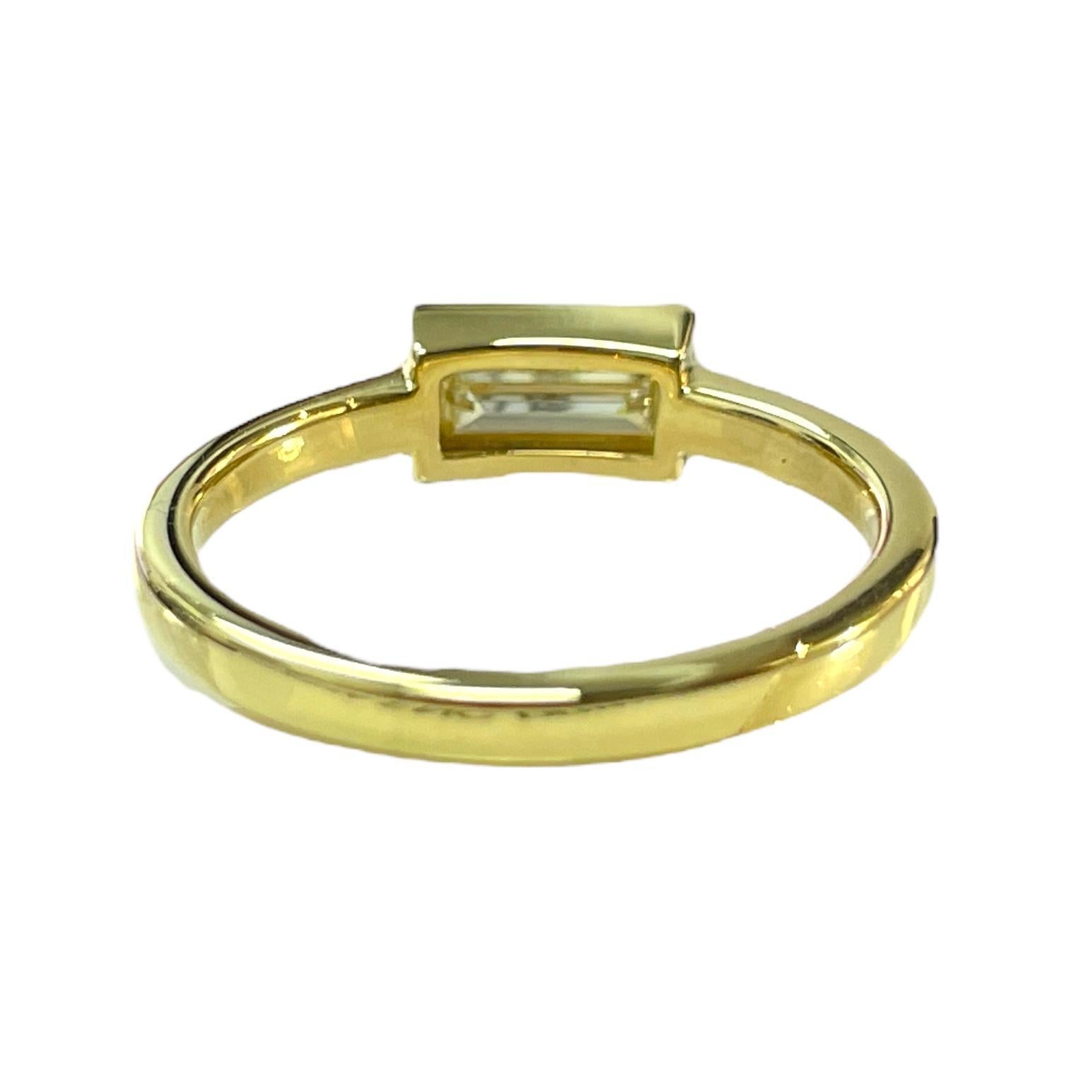 Women's or Men's One of a kind 18K Yellow Gold Bezel Baguette Natural Diamond Ring For Sale