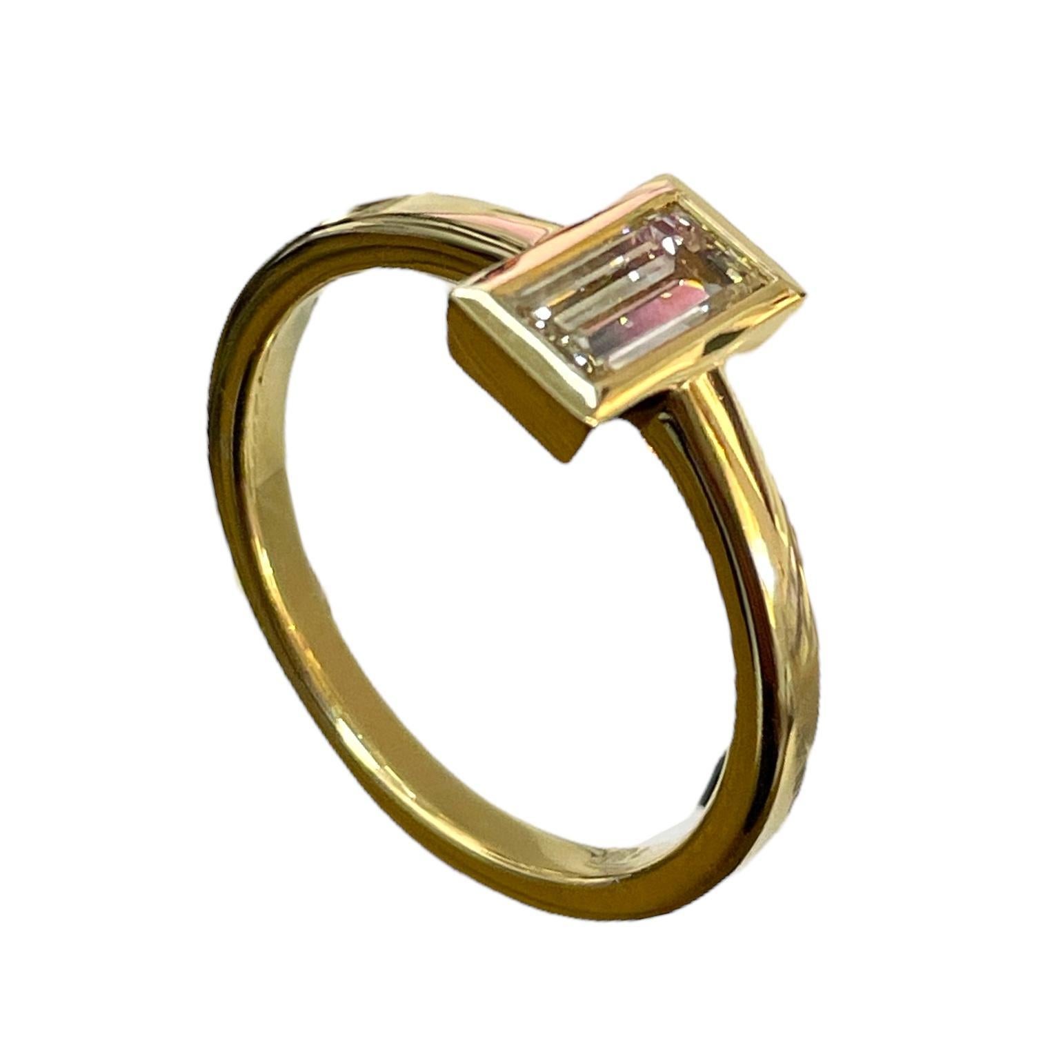 Women's or Men's One of a kind 18K Yellow Gold Bezel Baguette Natural Diamond Ring For Sale