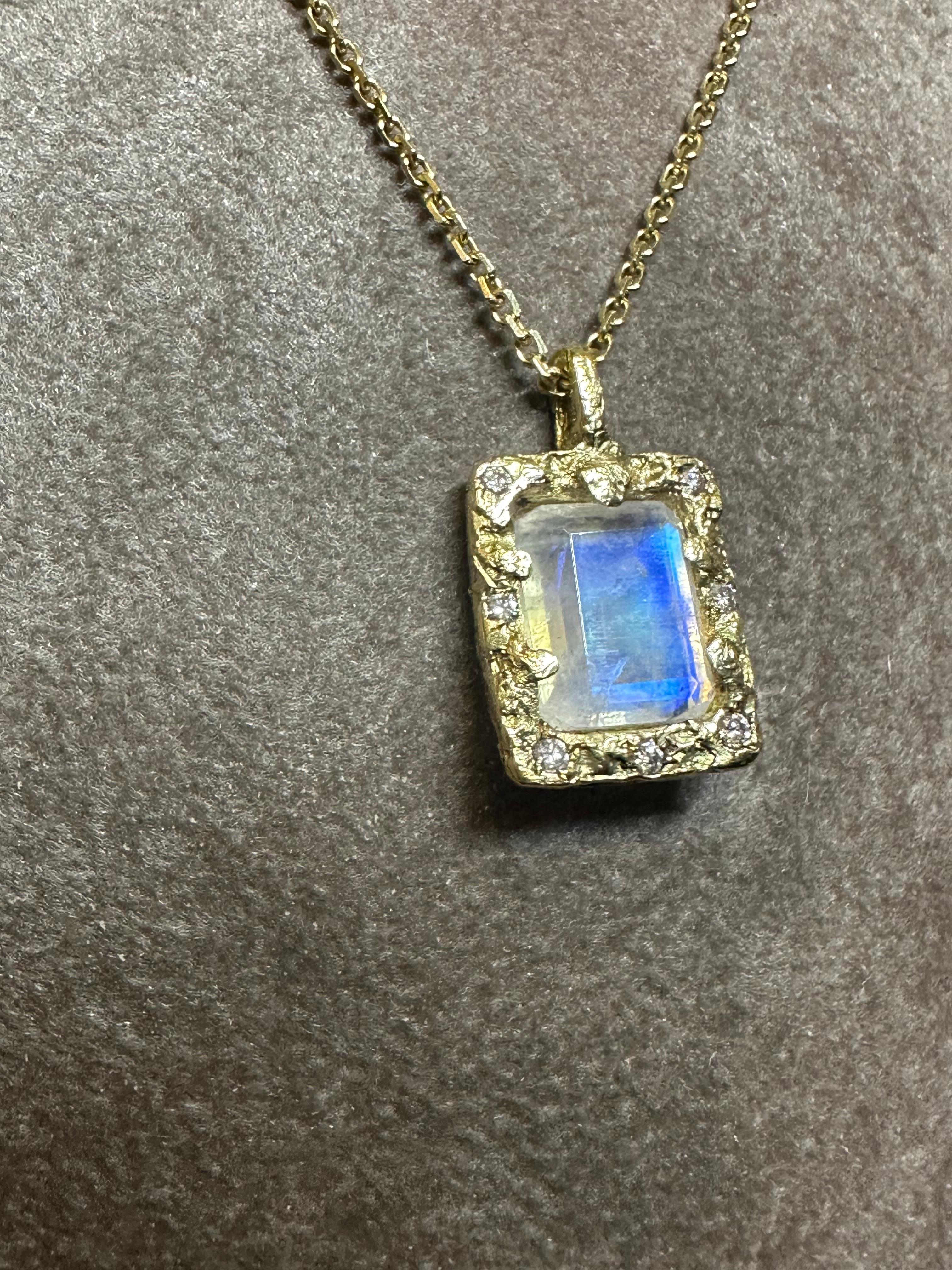 One of a Kind 18k Yellow Gold Emerald Cut Moonstone Necklace with Diamonds In New Condition In London, GB