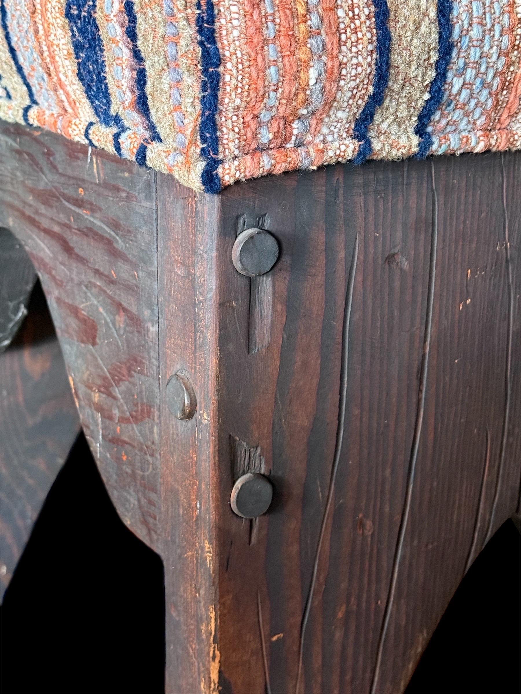 Très belle paire de chaises Pastor Arts and Crafts de 1920 avec de magnifiques détails en bois de séquoia clair. Bois ancien et lourd. Très robuste. Nous recommandons de changer la tapisserie, mais les chaises et leur patine authentique sont