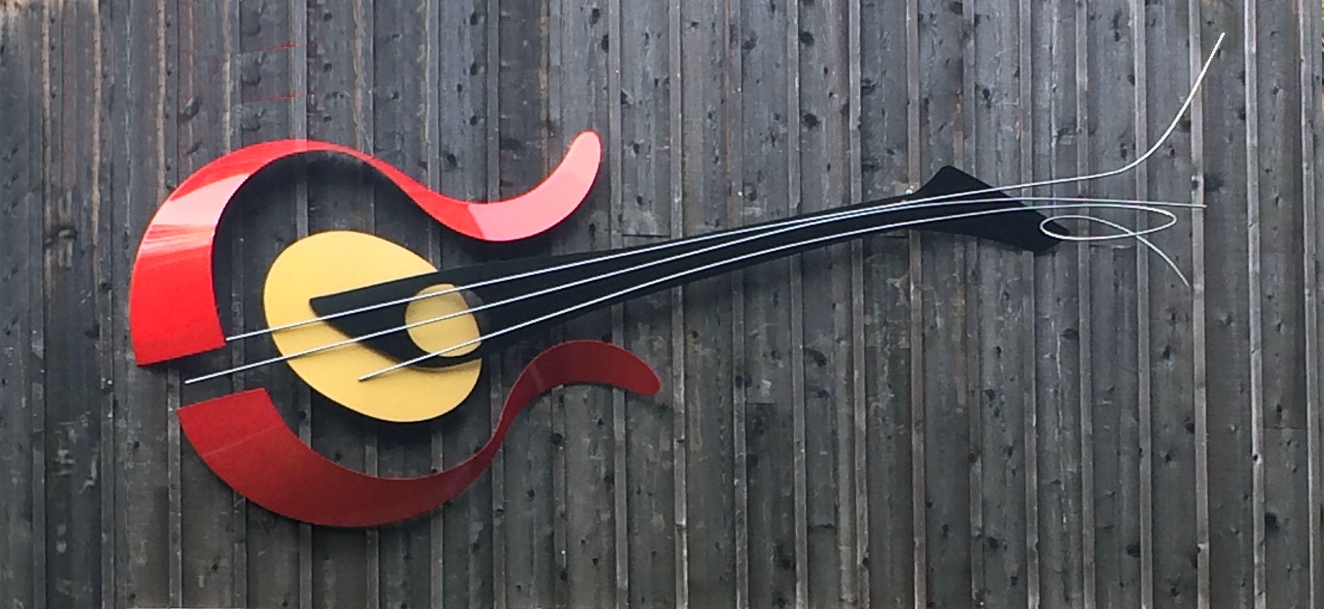 La sculpture contemporaine de Richard Newton capture l'essence d'une guitare.  Inspiré par son amour des guitares, l'artiste utilise une seule ligne et un éclair de couleur pour créer une pièce qui s'harmonisera avec presque tous les intérieurs.