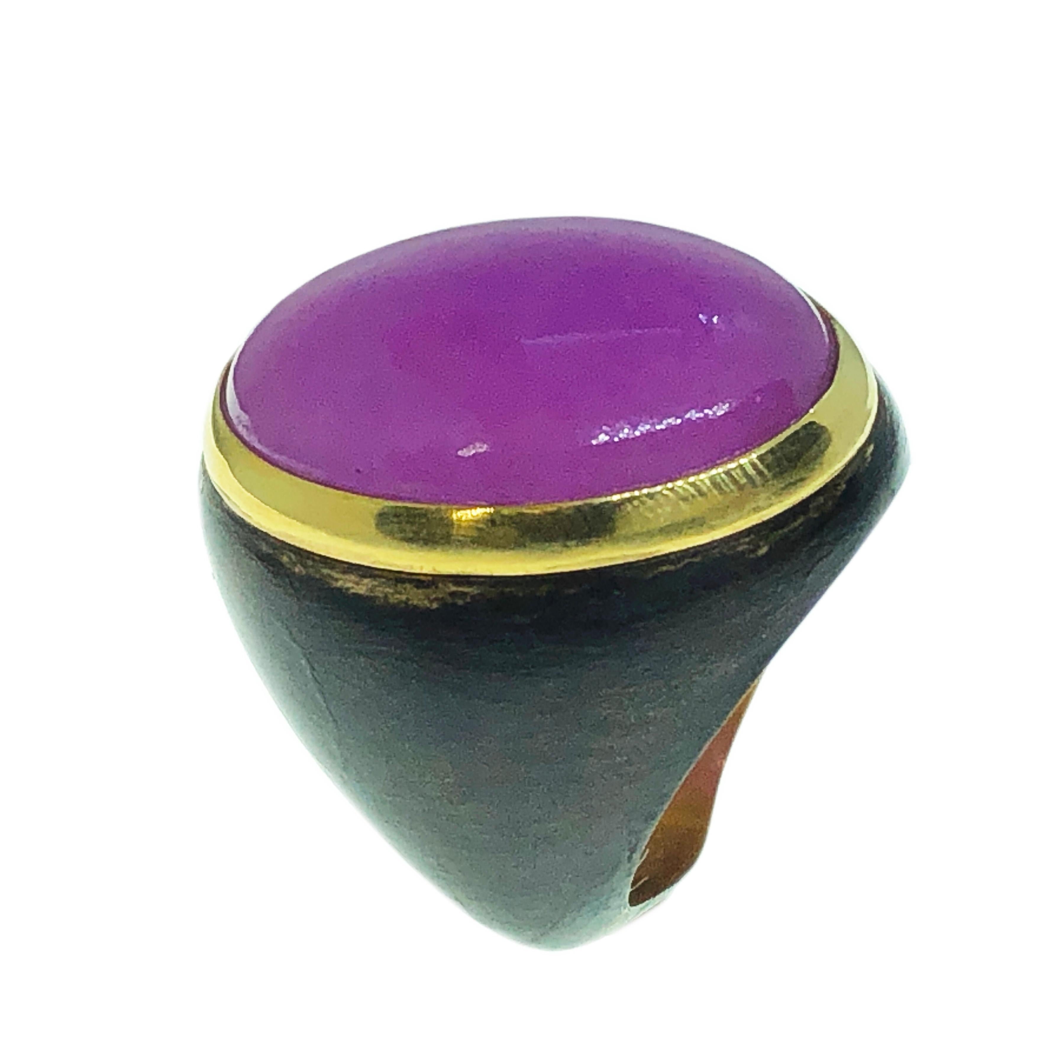 One-of-a-kind Contemporary Cocktail Ring Featuring a 22 Carat Natural Lavender Jade Cabochon (0.911x0.666in) in an 18K Yellow Gold Brown Hand Oxidized Brass Setting.
The color-changing of the Lavender Jade's cabochon combined with the gold and brown