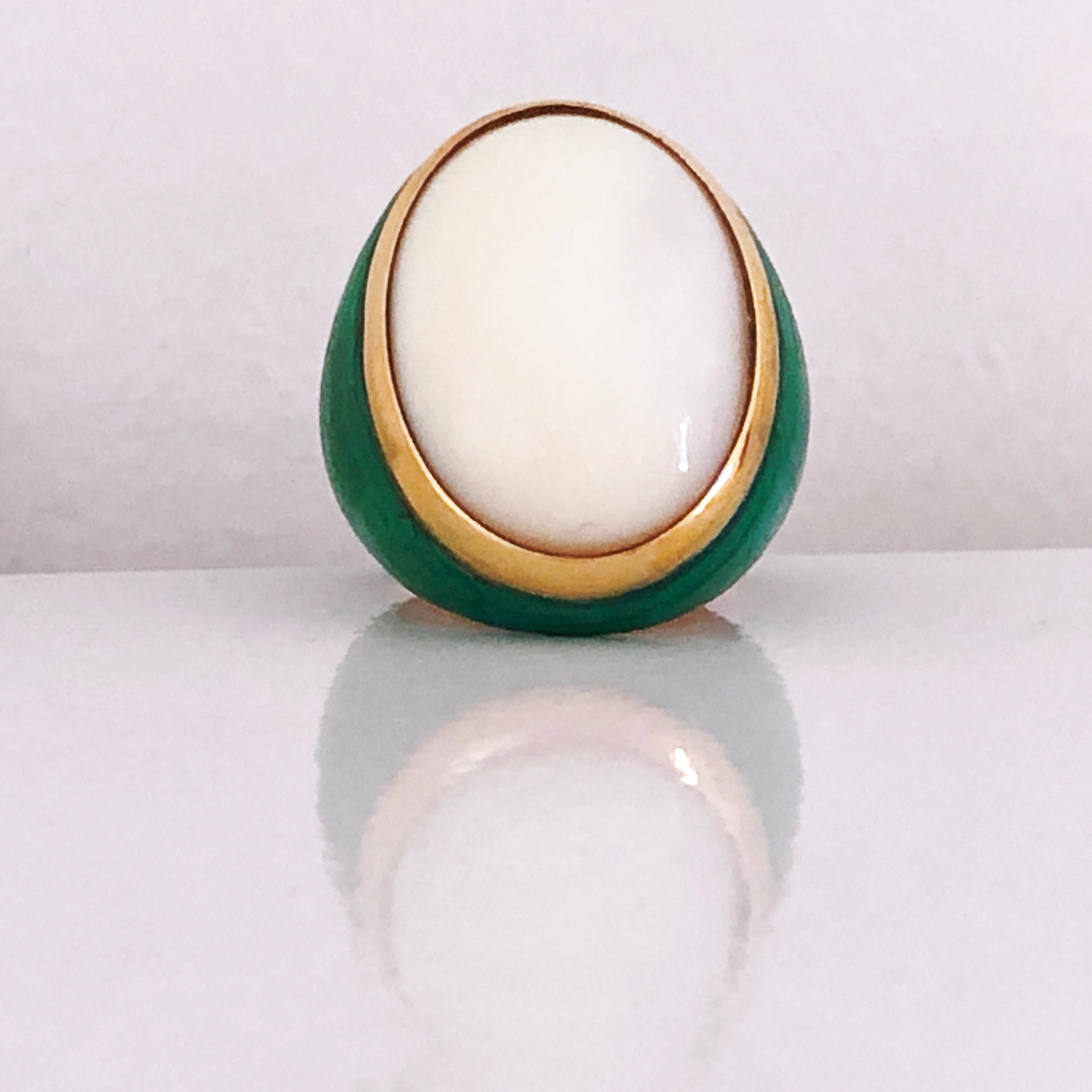 Contemporain Berca, bague cocktail unique en son genre en or oxydé avec opale blanche naturelle 20 carats en vente