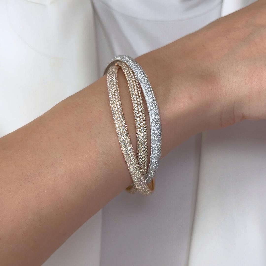 One of a Kind 23.80ct 3-Tone Diamonds Bracelet in 18k Yellow, Rose, and White Gold - IGI Certified

An extraordinary fusion of luxury and brilliance, this 18K tri-gold diamond bracelet is a true statement piece. Crafted in yellow, rose, and white