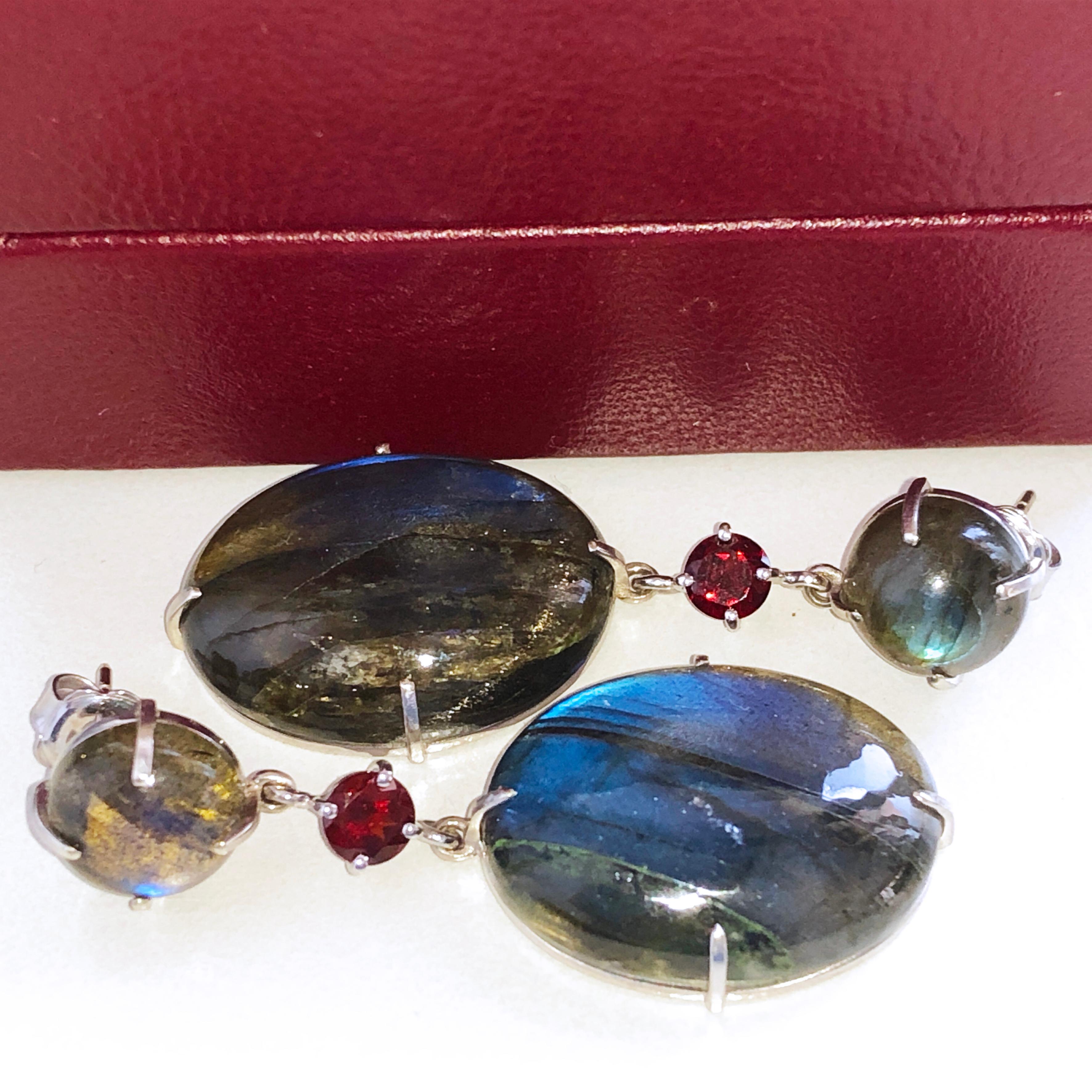 Berca One-of-a-Kind 26.5 Karat Labradorite Red Garnet Dangle White Gold Earrings In New Condition In Valenza, IT