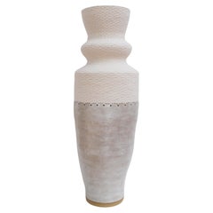 Vaso in ceramica e fibra intrecciata a mano #824, smalto bianco satinato, unico nel suo genere, 37,5" di altezza
