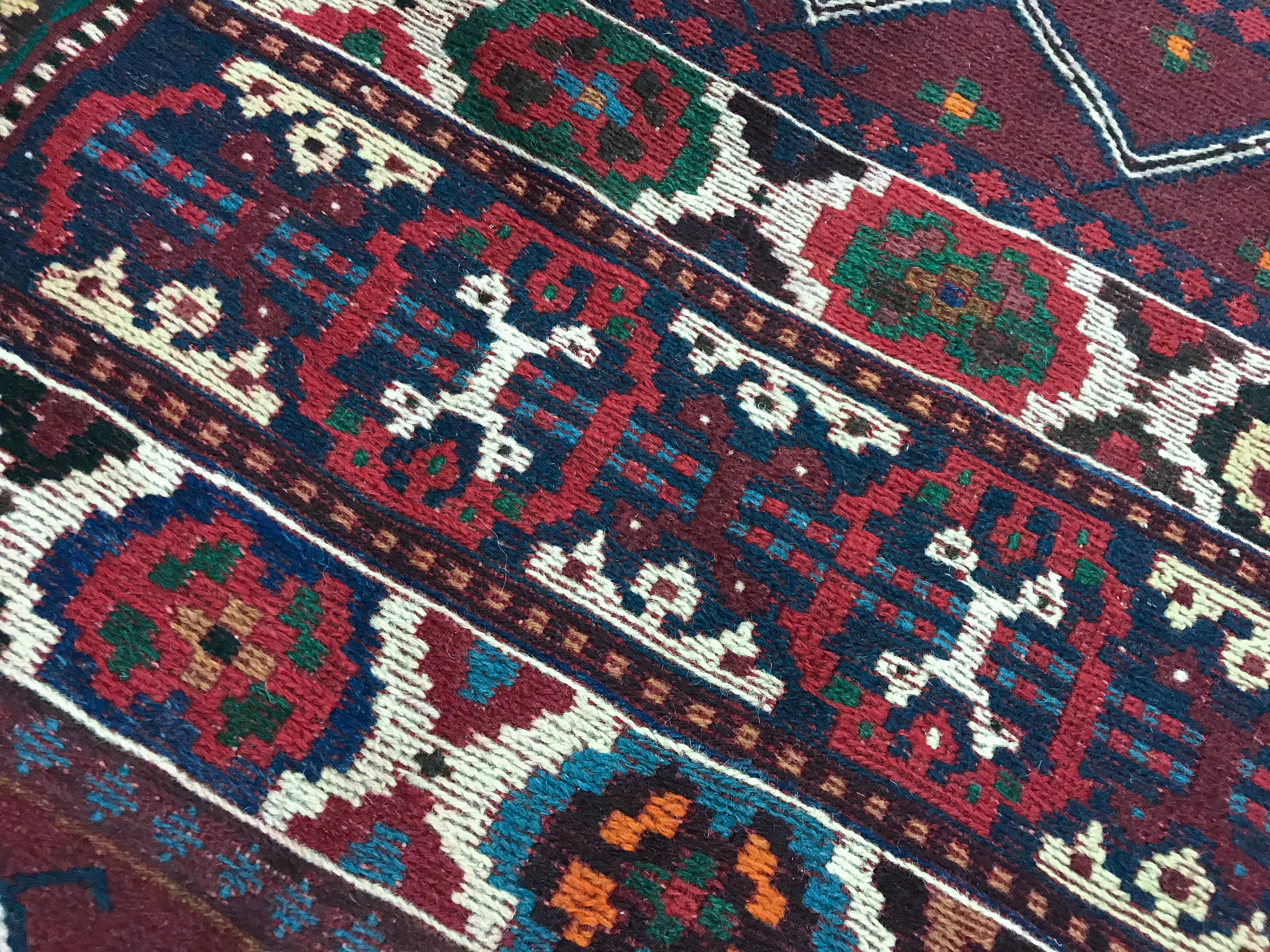 Basés sur d'authentiques motifs orientaux et utilisant uniquement la laine la plus fine, ces tapis tissés à la main sont de véritables classiques intemporels. Ces styles traditionnels reflètent les motifs classiques qui ont créé les plus beaux