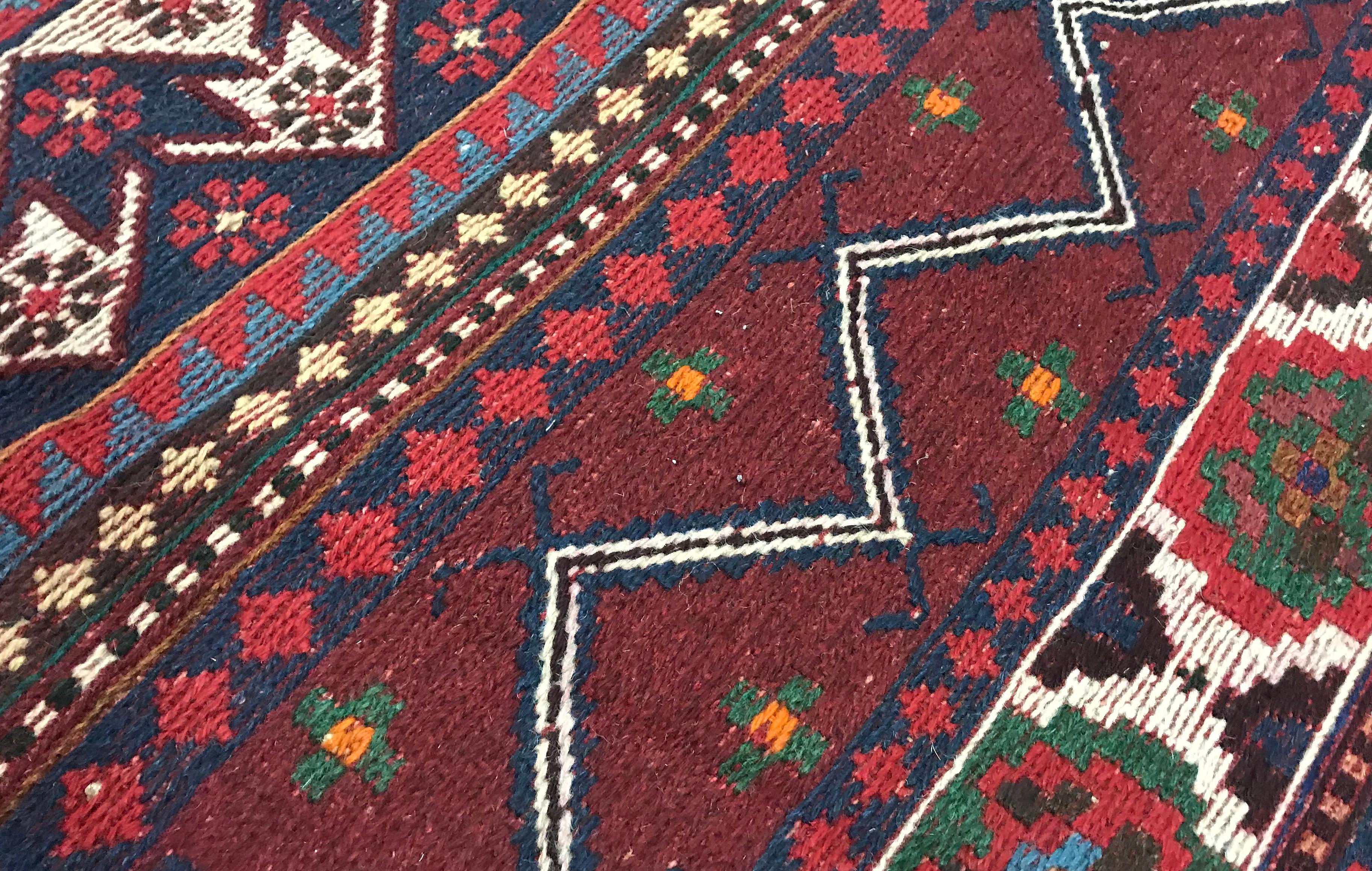 XXIe siècle et contemporain Tissé à la main traditionnelle unique en son genre  Tapis en laine 4'7