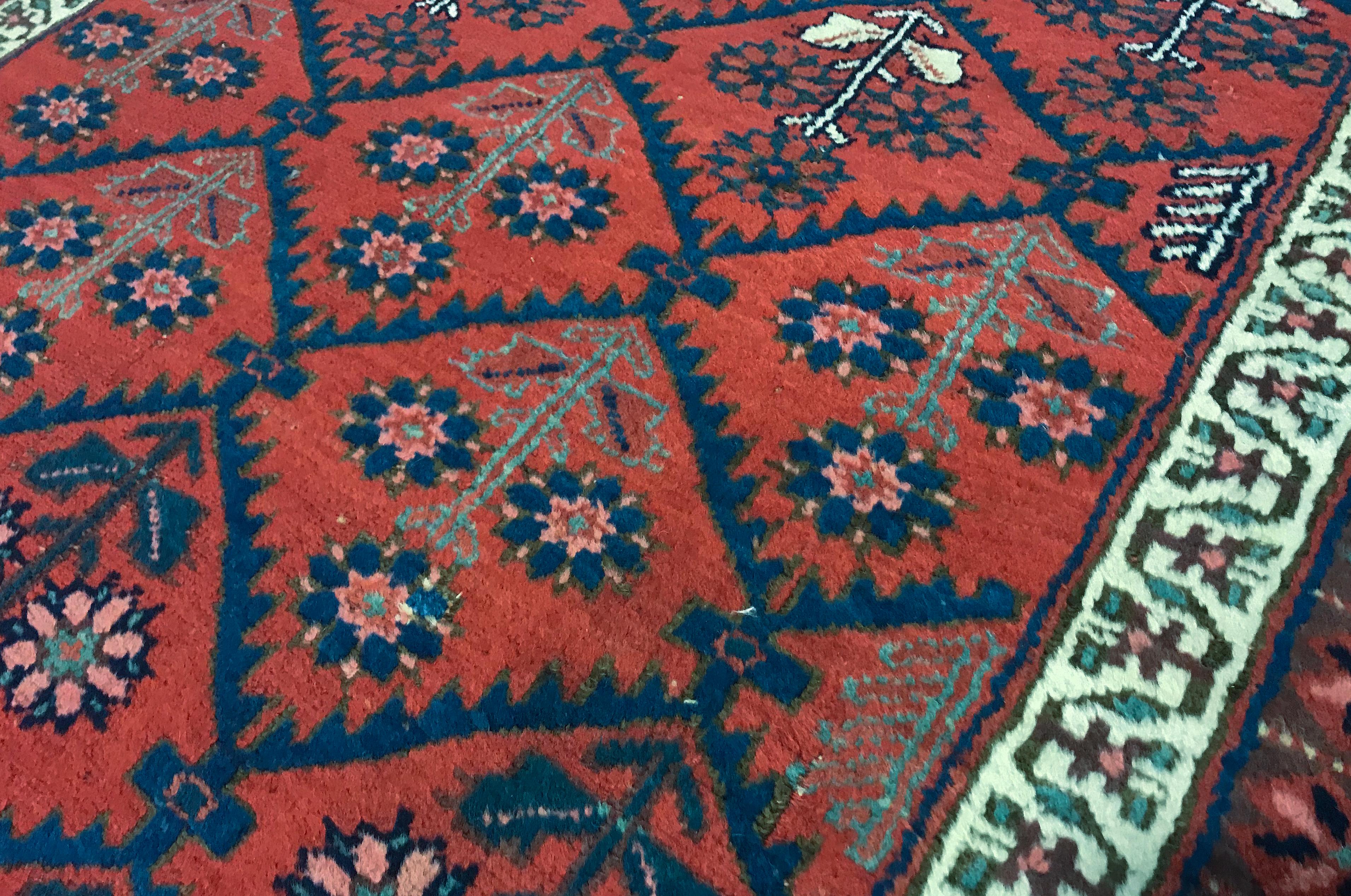 Basierend auf authentischen orientalischen Designs und unter Verwendung feinster Wolle sind diese handgewebten Teppiche wahrhaft zeitlose Klassiker. Diese traditionellen Stile spiegeln die klassischen Muster wider, die im Laufe der Jahrhunderte die