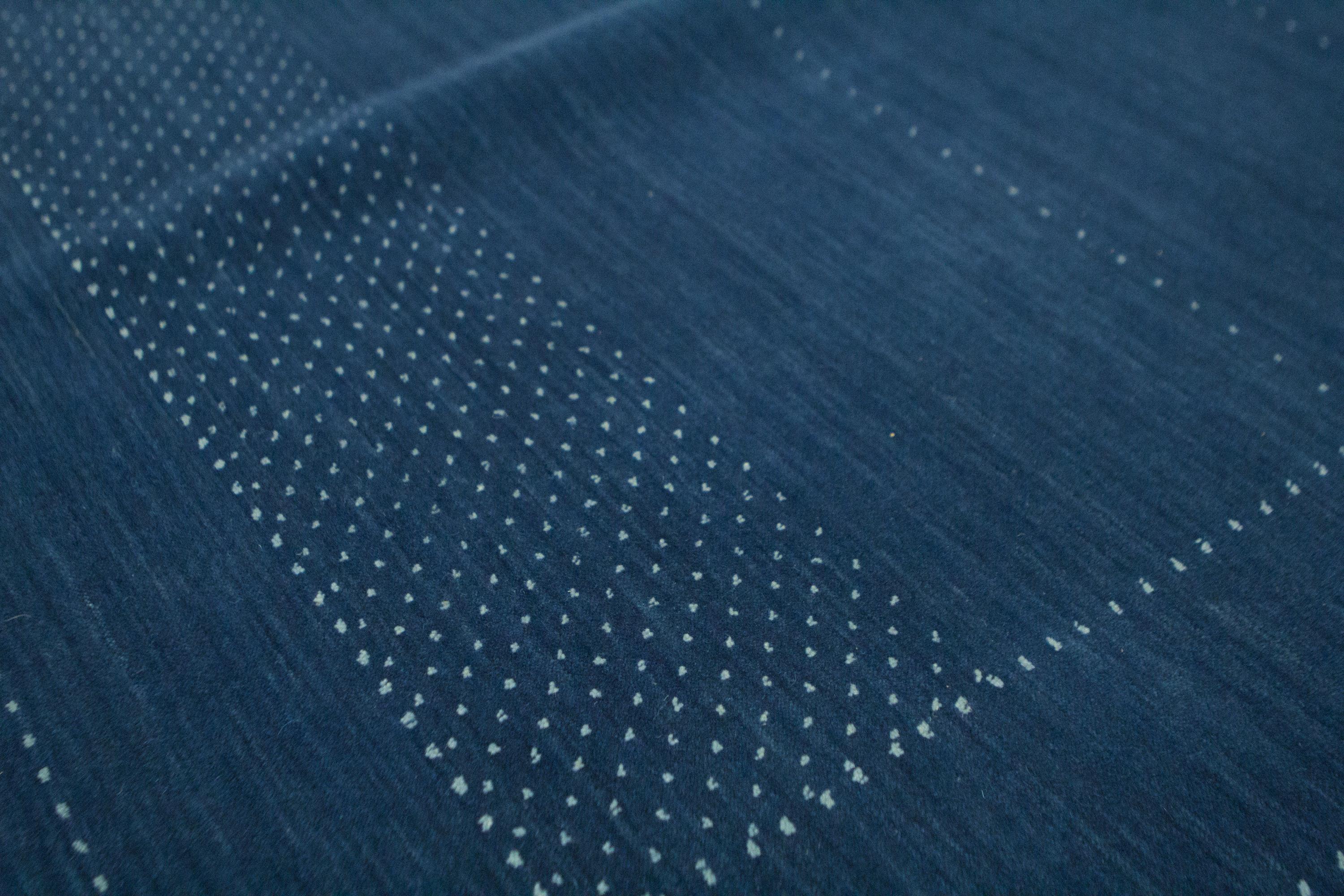 Die klassischen Gabbeh-Designs wurden modernisiert, um eine Reihe echter handgewebter Wollteppiche zu schaffen, die jeden Raum verschönern. Die natürlichen Farbtonvariationen dieser einfachen Geometrien erzeugen eine reizvolle Textur. Maße: 5'-10
