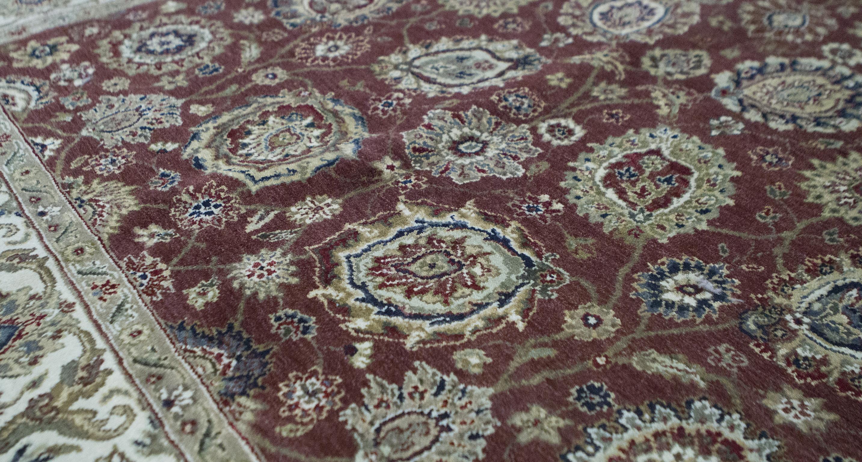 Basierend auf authentischen orientalischen Designs und unter Verwendung feinster Wolle sind diese handgewebten Teppiche wahrhaft zeitlose Klassiker. Diese traditionellen Stile spiegeln die klassischen Muster wider, die im Laufe der Jahrhunderte die