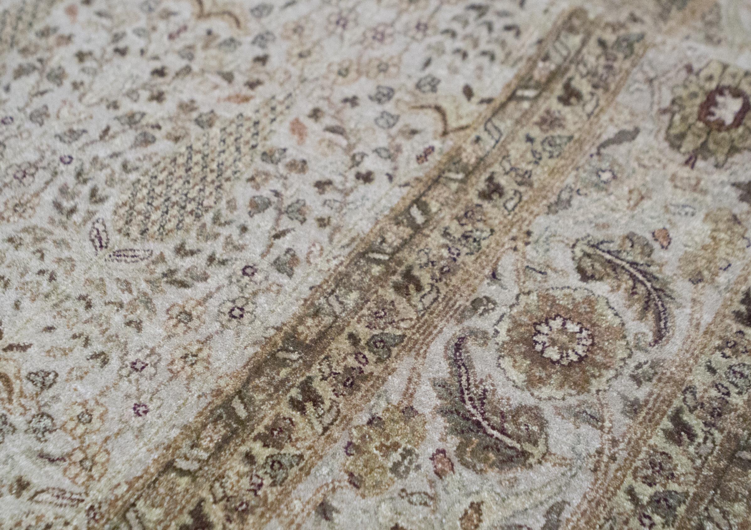 Klassische Nachbildungen der schönsten Tabriz-Designs des 19. Jahrhunderts. Diese handgewebten Meisterwerke wurden in mühevoller Kleinarbeit mit einer Mischung aus feinster handgesponnener indischer und neuseeländischer Wolle und pflanzlichen