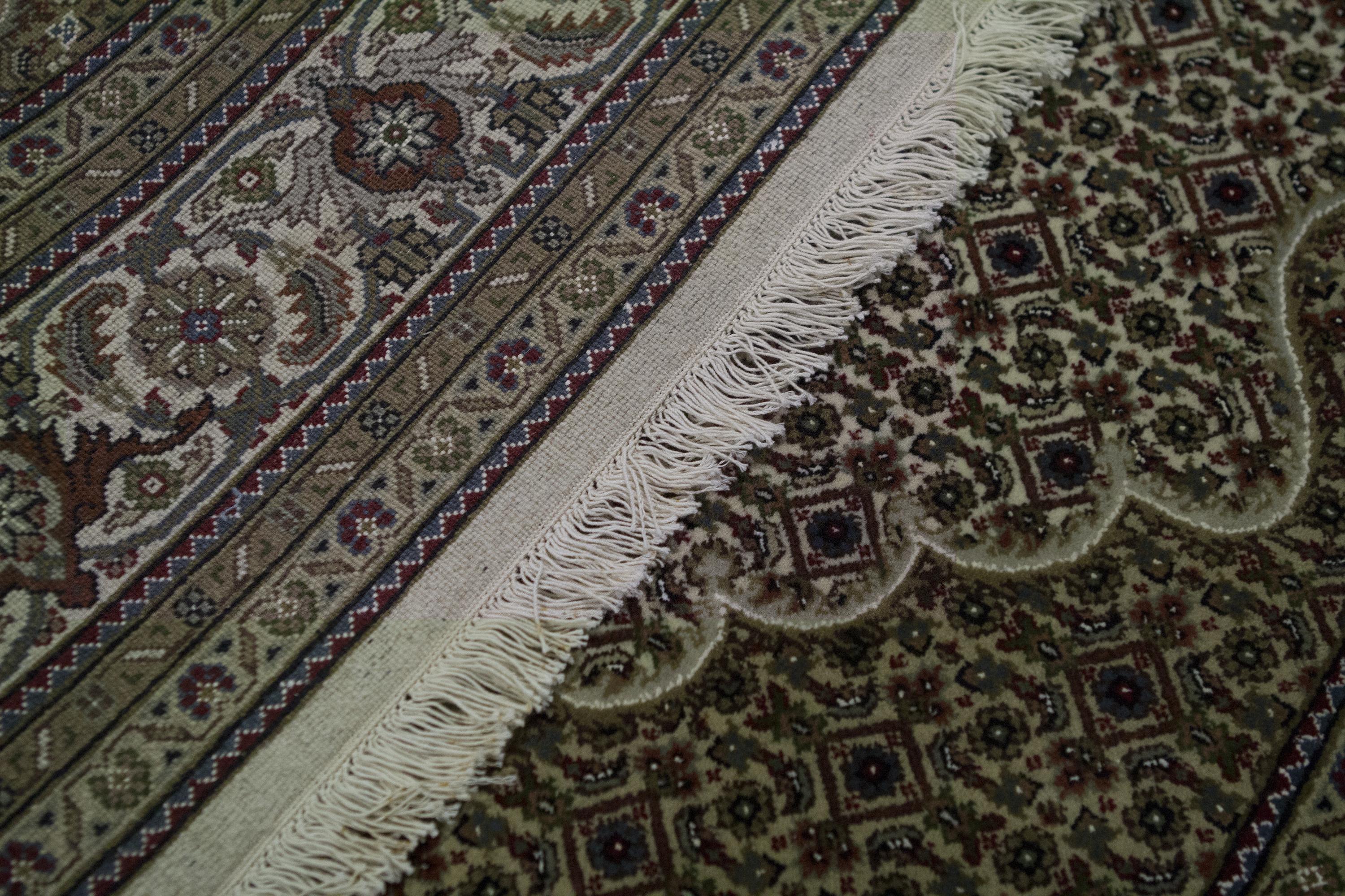 Dieser elegante handgewebte Teppich stammt aus Indien und ist aus feinster Wolle und Baumwolle gewebt, um ein weiches und luxuriöses Stück zu schaffen, das sich in vielen verschiedenen Umgebungen gut macht. Größe: 5'-7