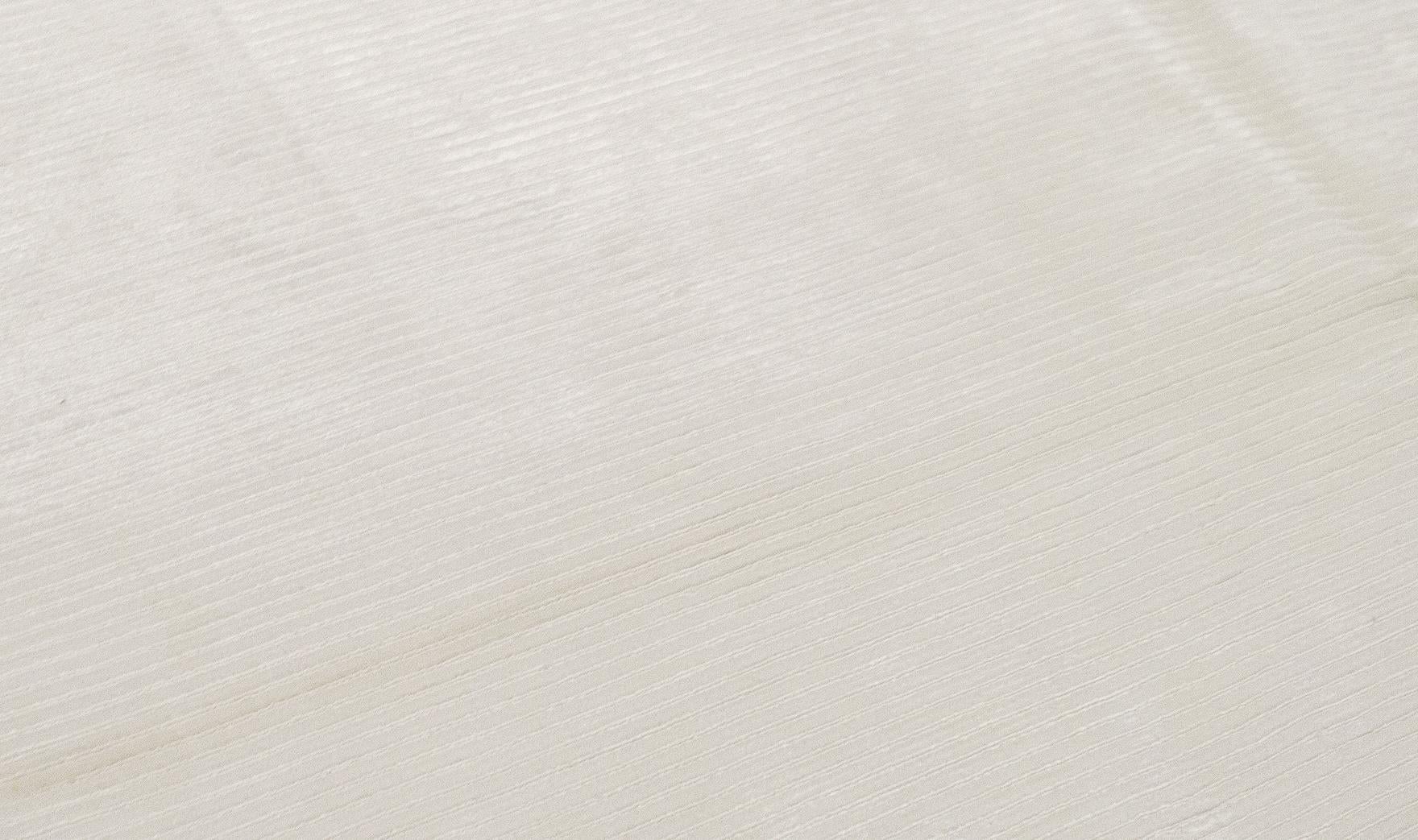 Diese Linie mit ihren üppigen, handgewebten Designs erfreut sowohl den Tastsinn als auch das Auge. Die glänzende Viskosetextur sorgt für eine Oberfläche, die sich ebenso weich anfühlt wie sie dem Auge schmeichelt. Die schlichte Eleganz der tiefen,