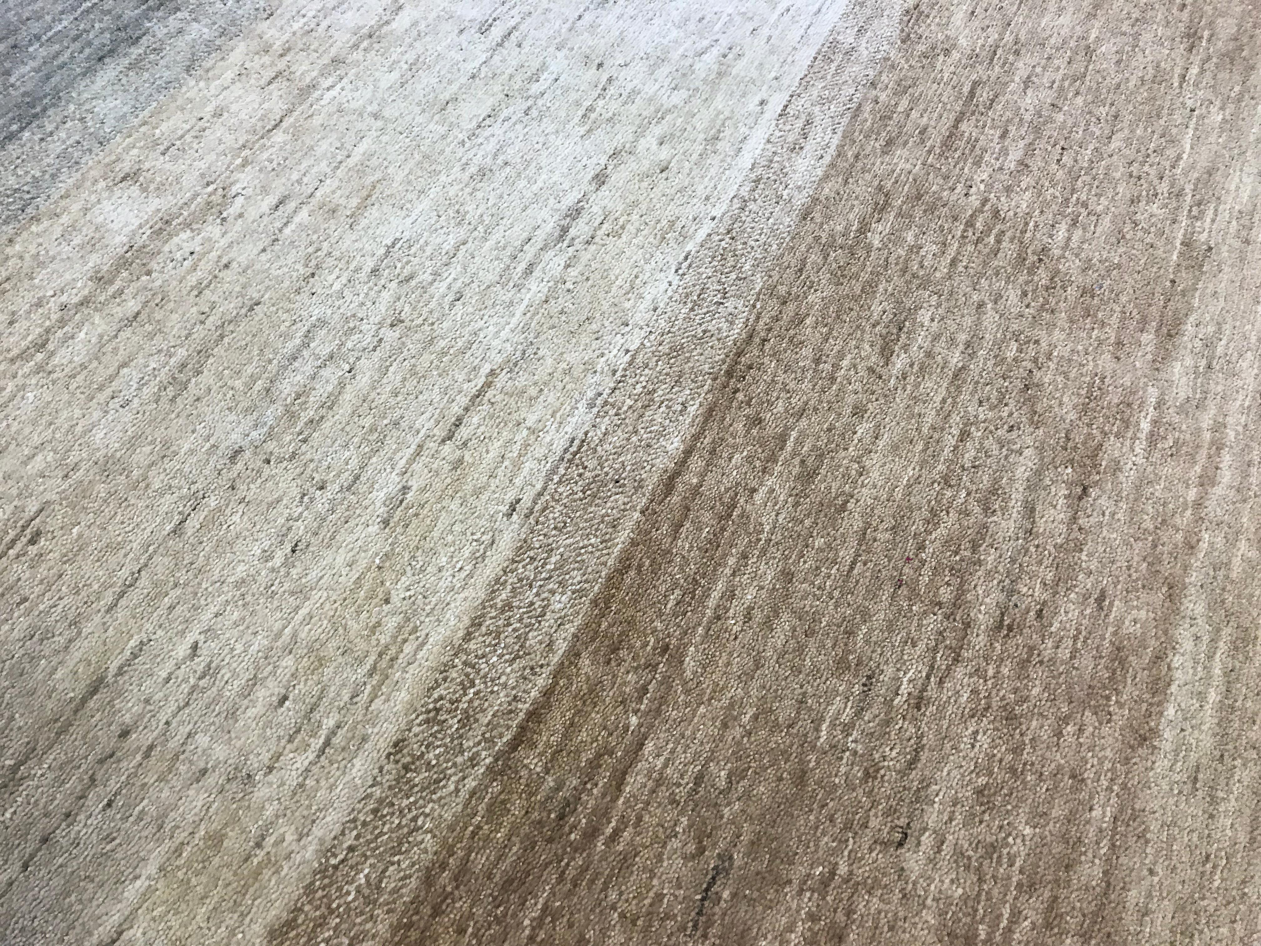 Tappeto contemporaneo in lana intrecciata a mano unico nel suo genere  5'1