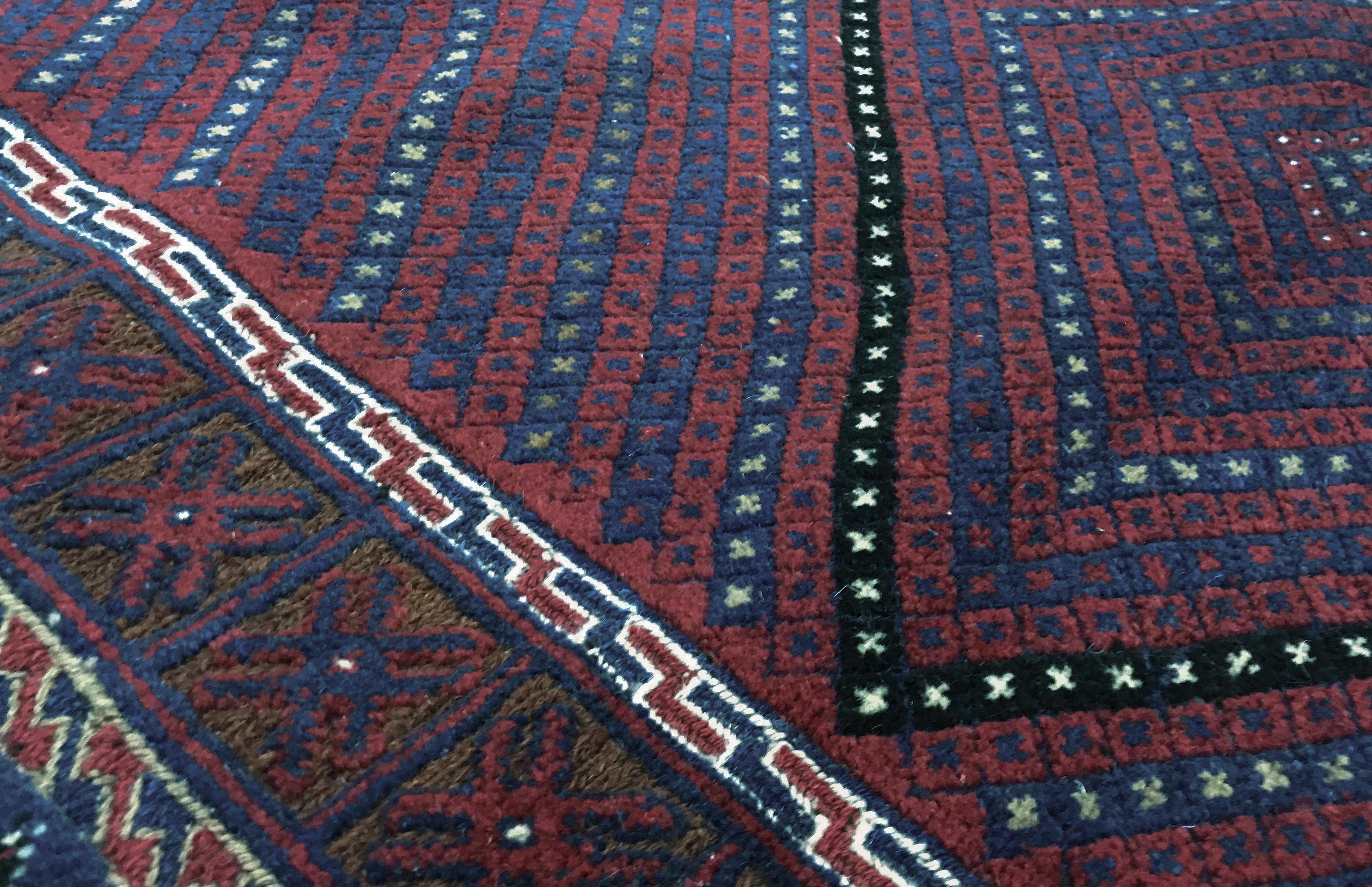 Basierend auf authentischen orientalischen Designs und unter Verwendung feinster Wolle sind diese handgewebten Teppiche wahrhaft zeitlose Klassiker. Diese traditionellen Stile spiegeln die klassischen Muster wider, die im Laufe der Jahrhunderte die
