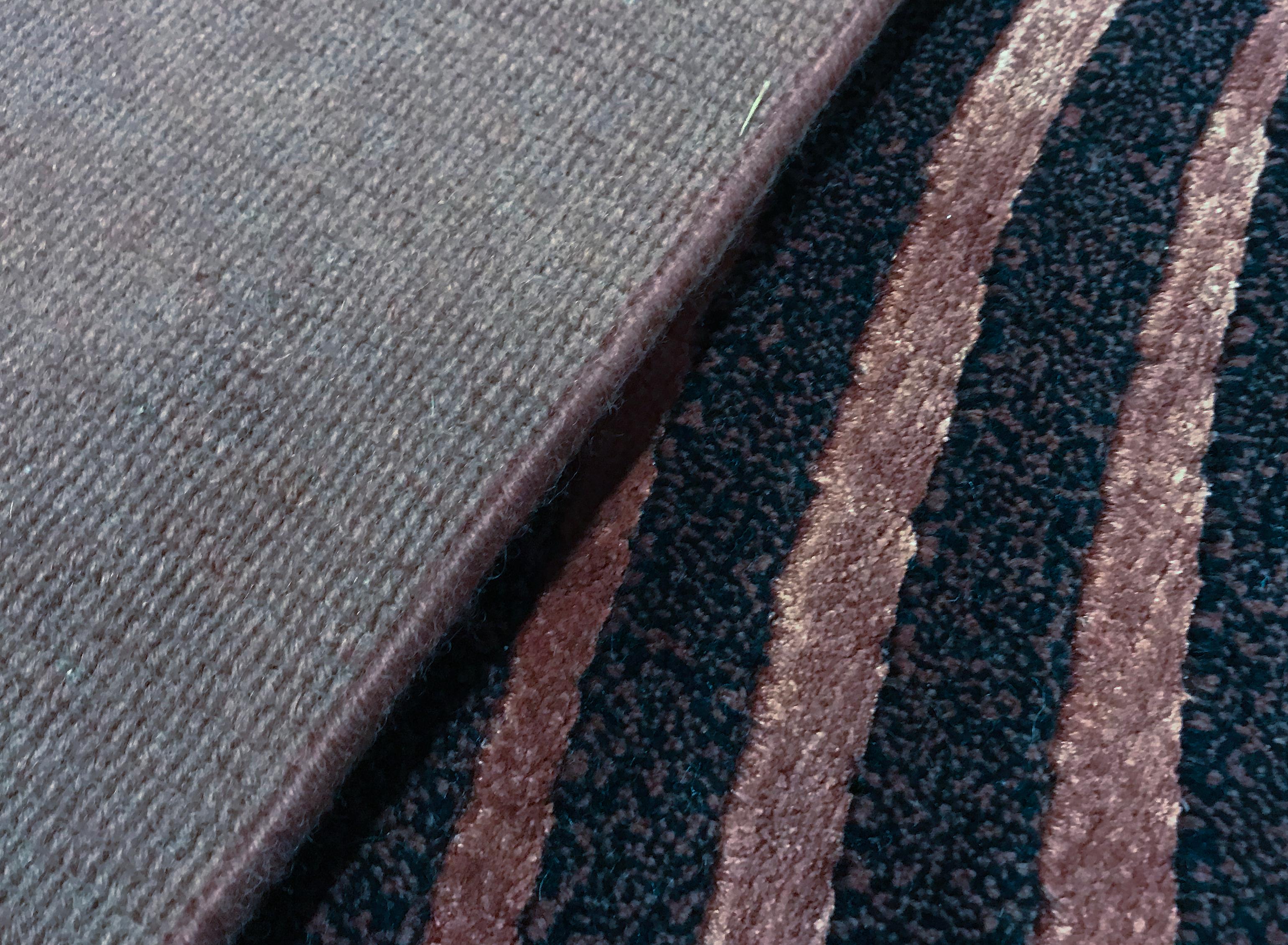 Die feinste Wolle wird für diesen zeitgenössischen Teppich im tibetischen Stil verwendet. Handgewebt, in Farben, die den heutigen Mode- und Einrichtungsstil widerspiegeln, verbindet er traditionelle Handwerkskunst mit modernem Designgefühl. Maße: