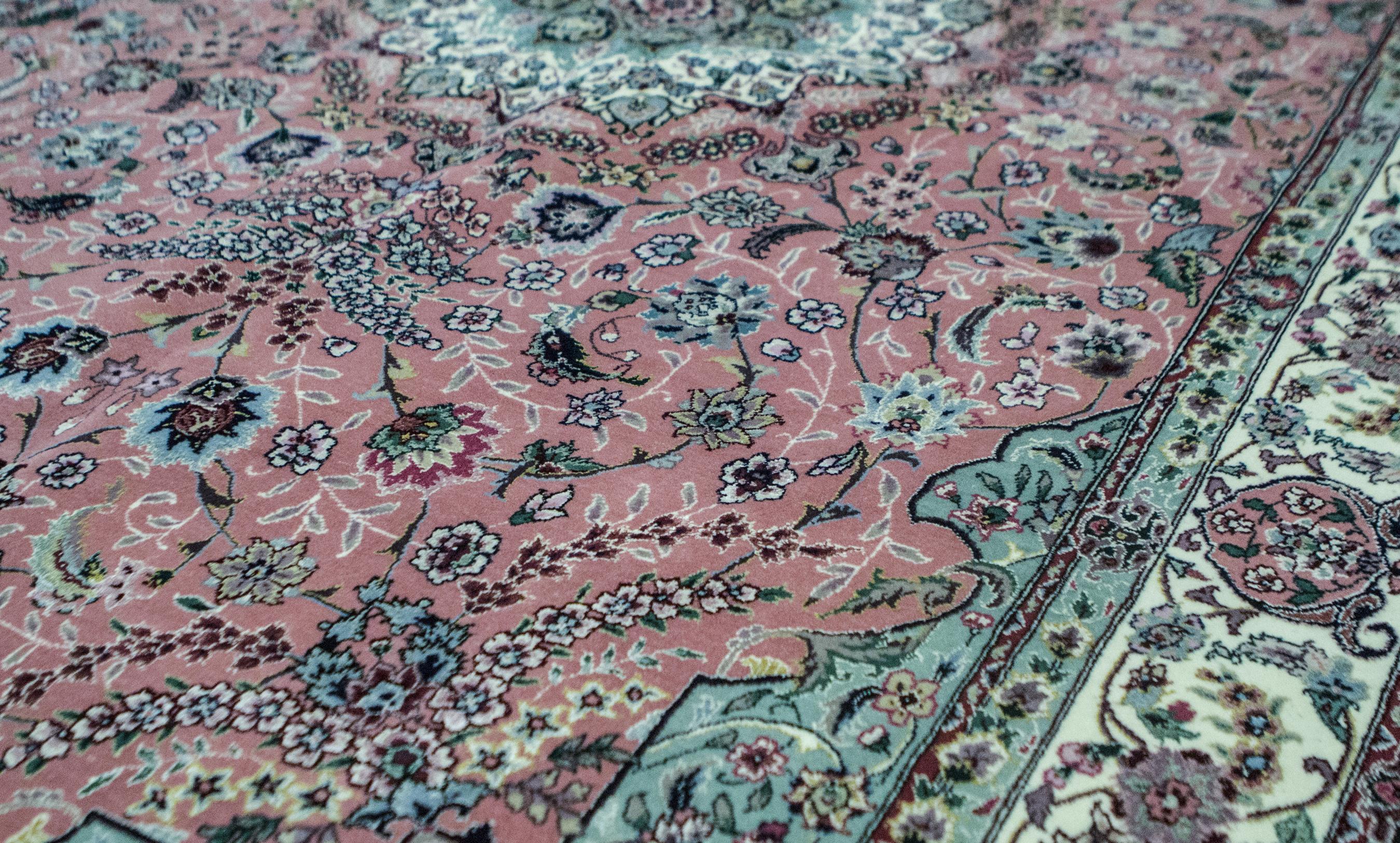 Basierend auf authentischen orientalischen Designs und unter Verwendung feinster Wolle sind diese handgewebten Teppiche wahrhaft zeitlose Klassiker. Diese traditionellen Stile spiegeln die klassischen Muster wider, die im Laufe der Jahrhunderte die