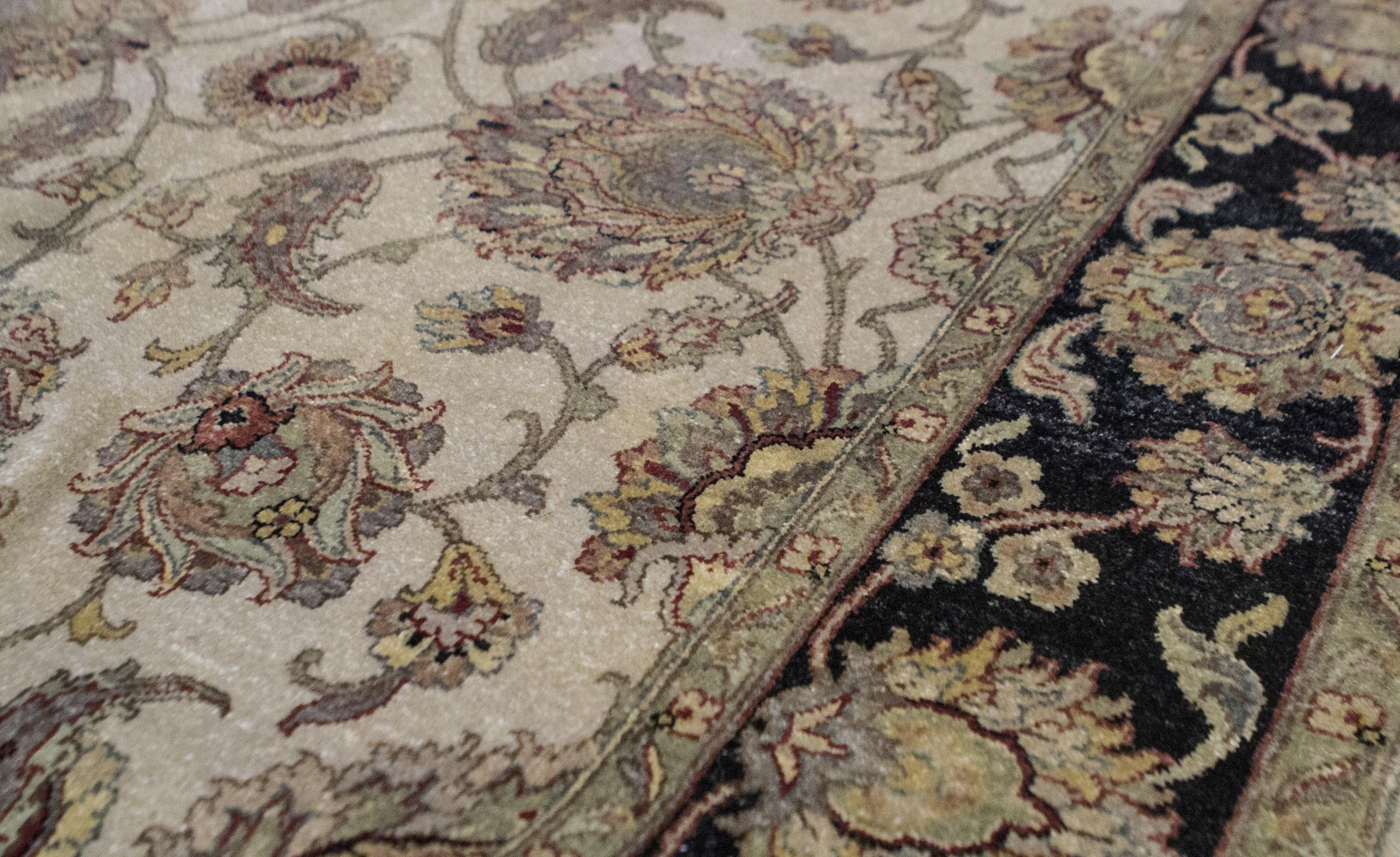 Une introduction aux maîtres du tissage de tapis en Inde. Ces dessins reprennent les motifs d'Agra de la période orientale moghole. Ce qui distingue ces motifs Agra tissés à la main, ce sont les grandes palmettes florales. La nouveauté de cette