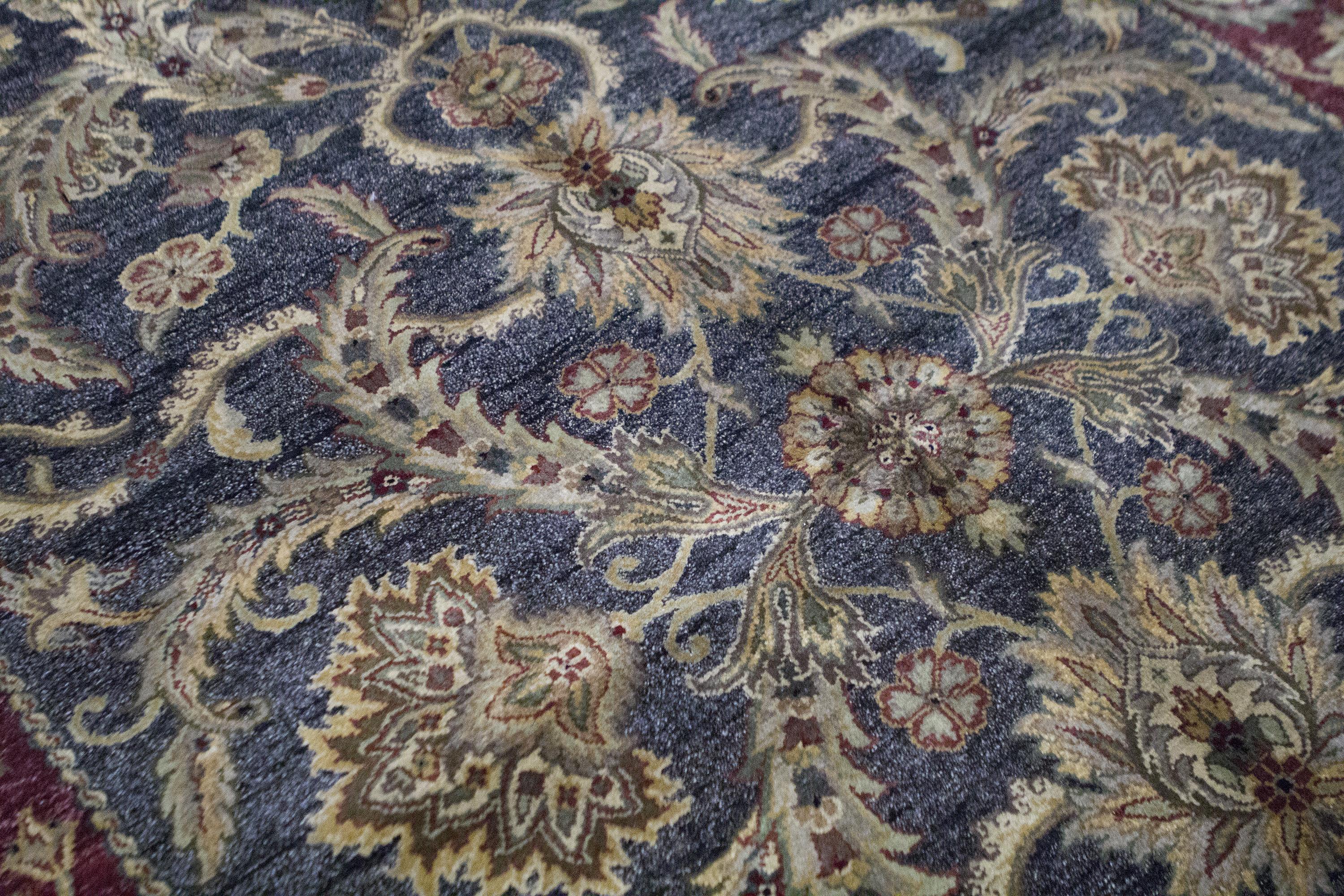 Eine Einführung in die meisterhafte Teppichweberei aus Indien. Diese Designs sind Wiederbelebungen von Agra-Mustern aus der orientalischen Mughul-Periode. Was diese handgewebten Agra-Muster auszeichnet, sind die großen floralen Palmetten. Maße: