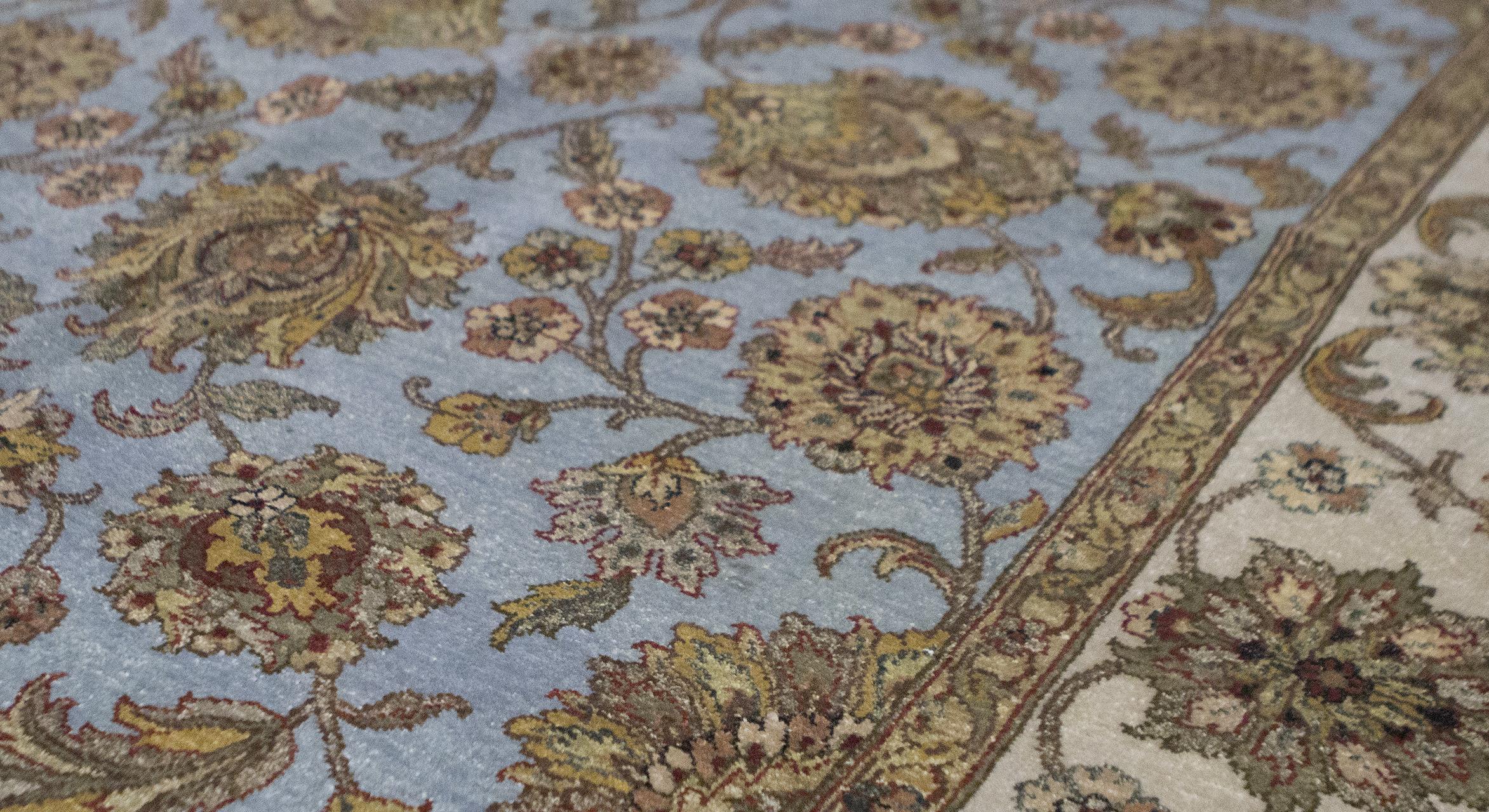 Eine Einführung in die meisterhafte Teppichweberei aus Indien. Diese Designs sind Wiederbelebungen von Agra-Mustern aus der orientalischen Mughul-Periode. Was diese handgewebten Agra-Muster auszeichnet, sind die großen floralen Palmetten. Maße: