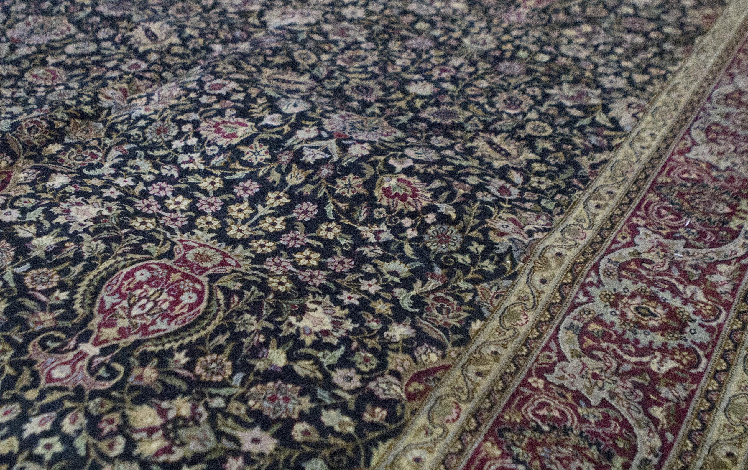 Questo tappeto elegantemente tessuto a mano proviene dal Pakistan ed è realizzato con la lana più pregiata per creare un pezzo morbido e lussuoso che si adatta bene a molti ambienti diversi. Misure: 6' x 8'-11