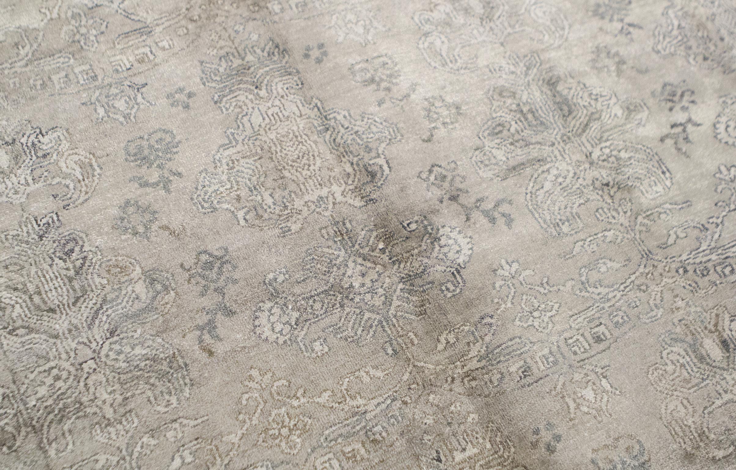 Diese Collection'S enthält eine Auswahl an dramatischen und subtilen Designs. Wolle und Viskose werden in dieser modernen, handgewebten Linie geschickt kombiniert. Diese Teppiche bringen Leben und Freude in einen Raum. Maße: 6' X 9'.
  